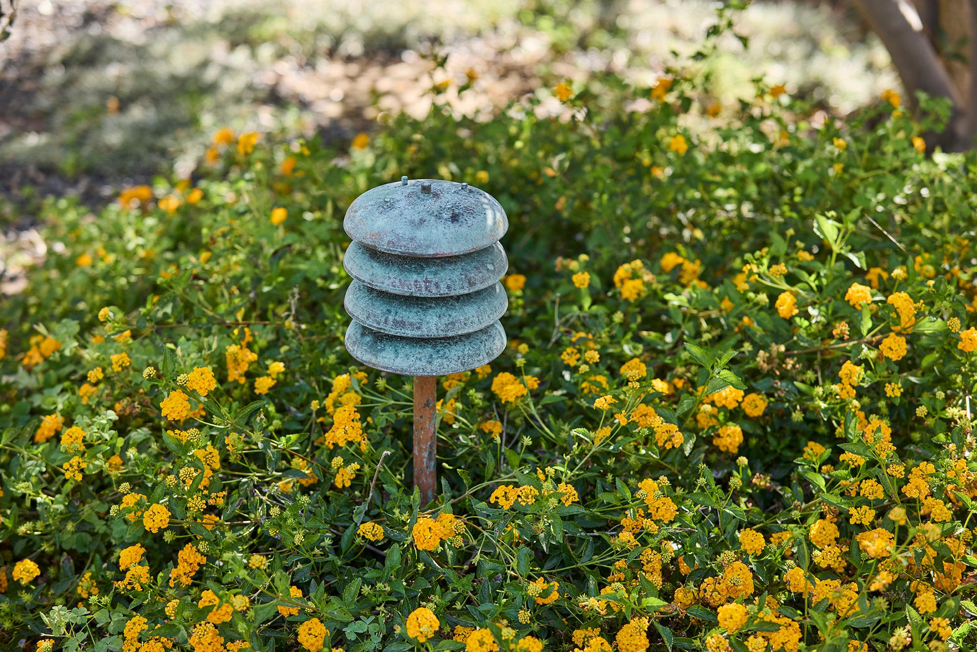 Borne lumineuse d'extérieur 'Gibson' Verdigris patiné par Gary Gibson. Exécuté en cuivre patiné richement vert-de-gris avec un abat-jour intérieur en cuivre brut non laqué. Un luminaire très raffiné rappelant les designs de Poul Henningsen qui