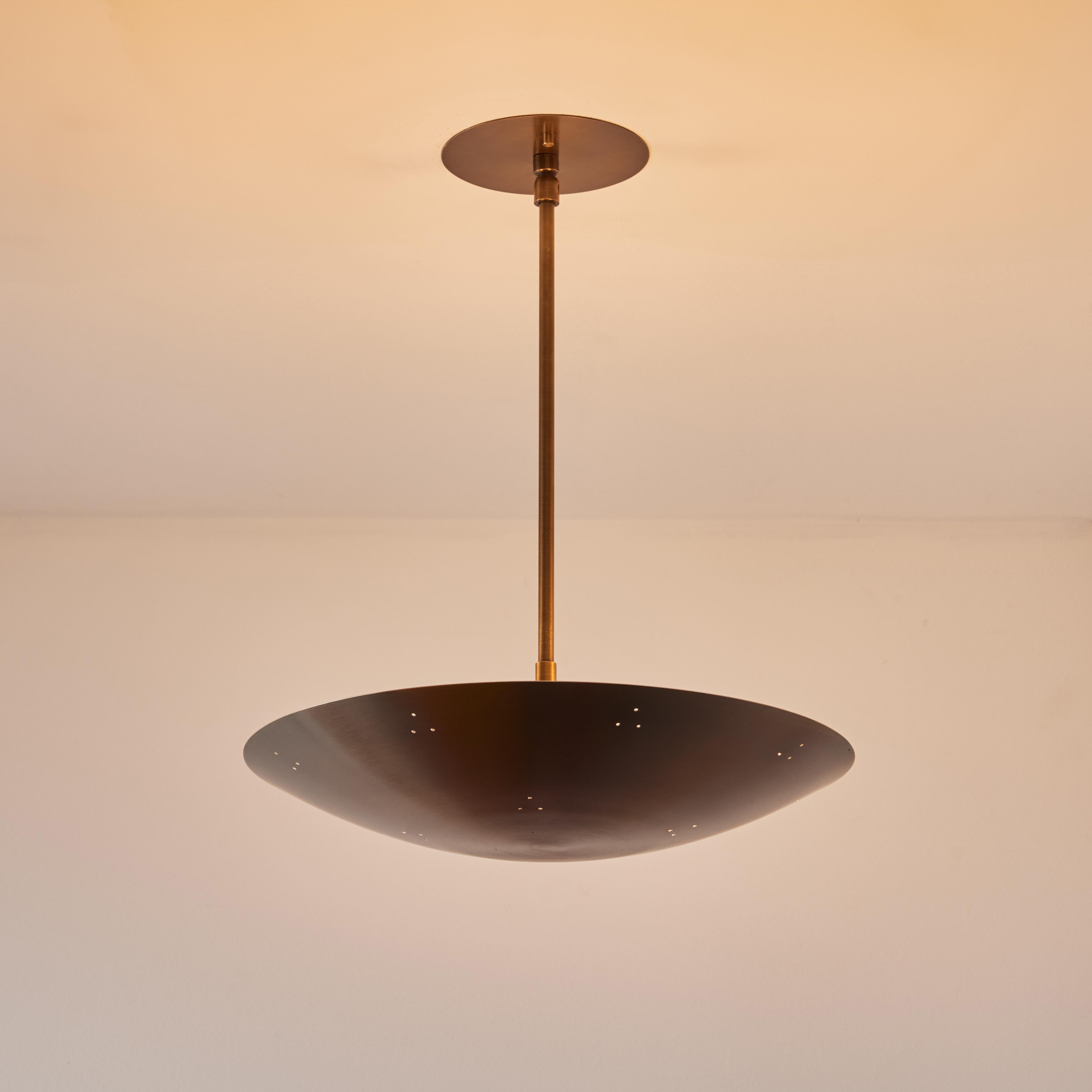 Lampadario a cupola in ottone patinato traforato 'Rey 14' di Raul Reyes.

Fabbricati a mano a Los Angeles, questi raffinati lampadari ricordano gli iconici design finlandesi di metà secolo di Paavo Tynell e Lisa Johansson-Pape. Eseguito in ottone