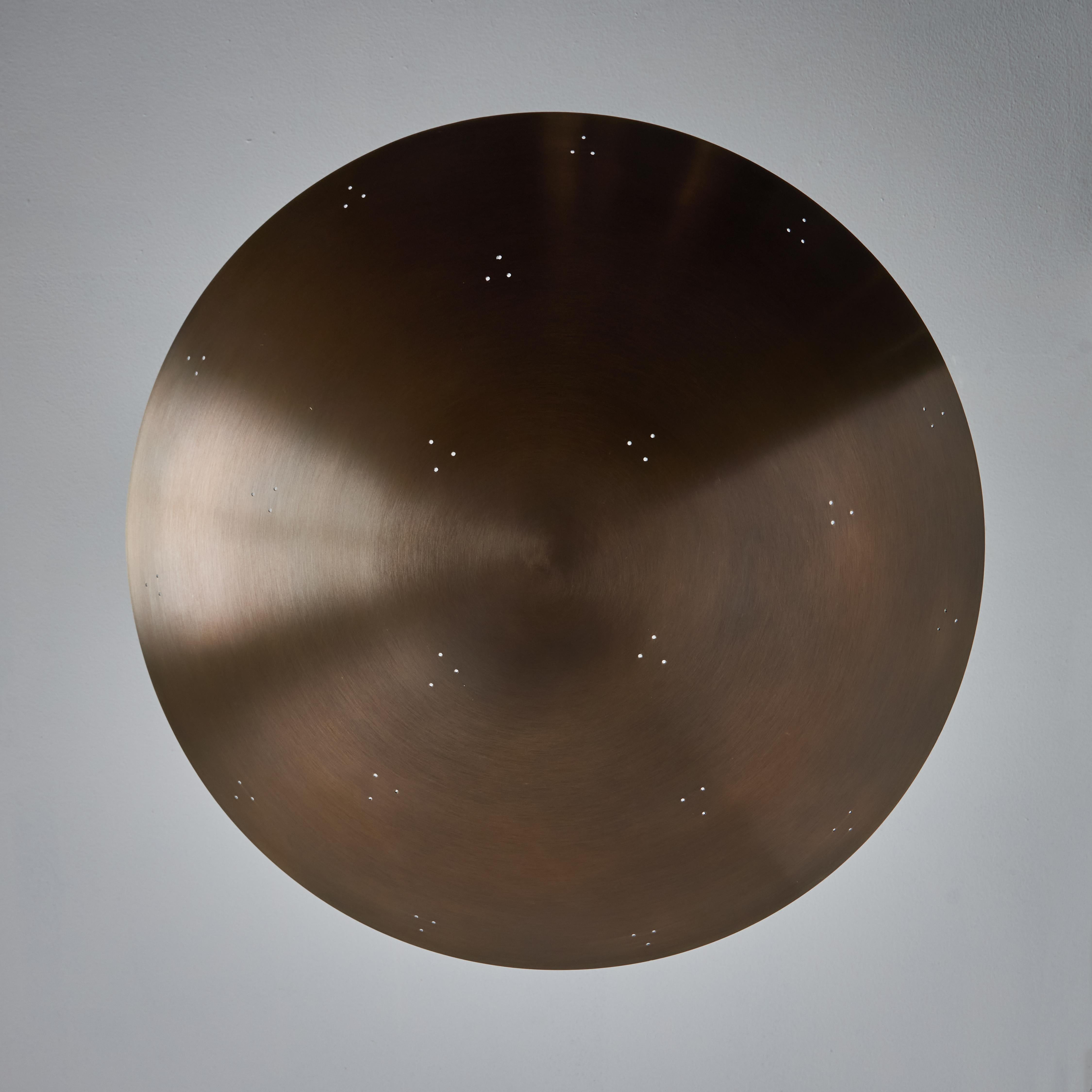 Lustre Dome en laiton patiné perforé Raul Reyes 