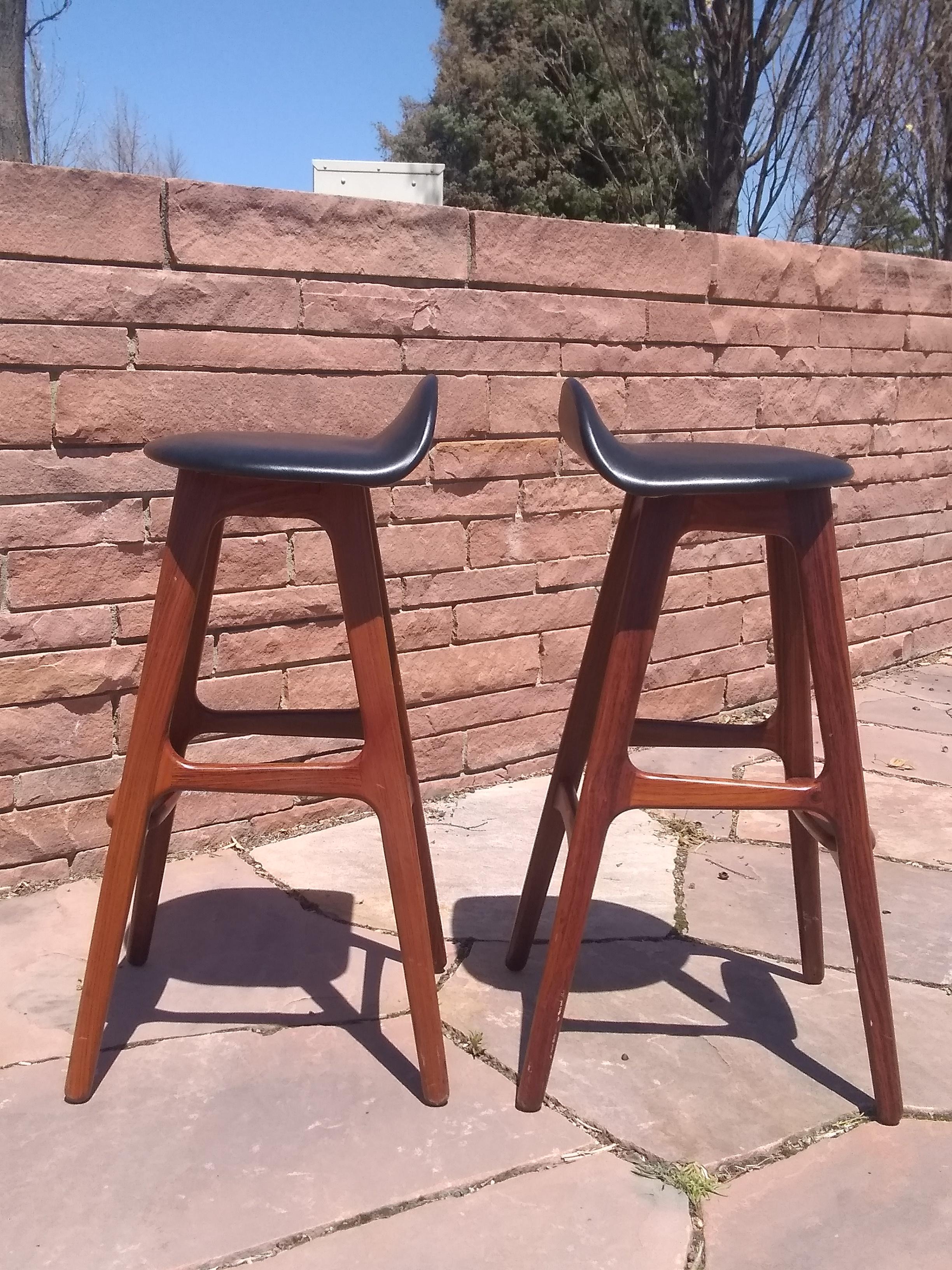 Amazing pair of Rosewood bar stools model OD61 by the Danish designer Erik Buck (Erik Buch) and manufactured by OD Mobler, 1960. Frame is rosewood and seat is upholstered in black leather. Excellent vintage condition.