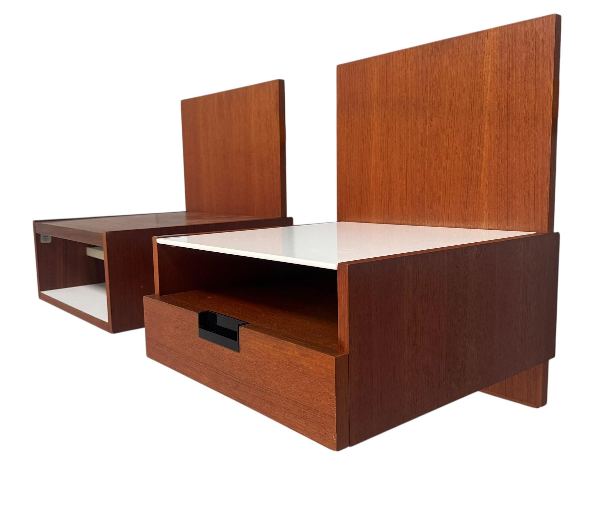 Splendida e rara coppia di armadi a muro della serie giapponese EU/NU-11 della metà del secolo scorso.
Design di Cees Braakman per Pastoe Utrecht.
Un sorprendente design olandese degli anni '1950.
L'armadio a muro EU-11 con specchio e l'armadio