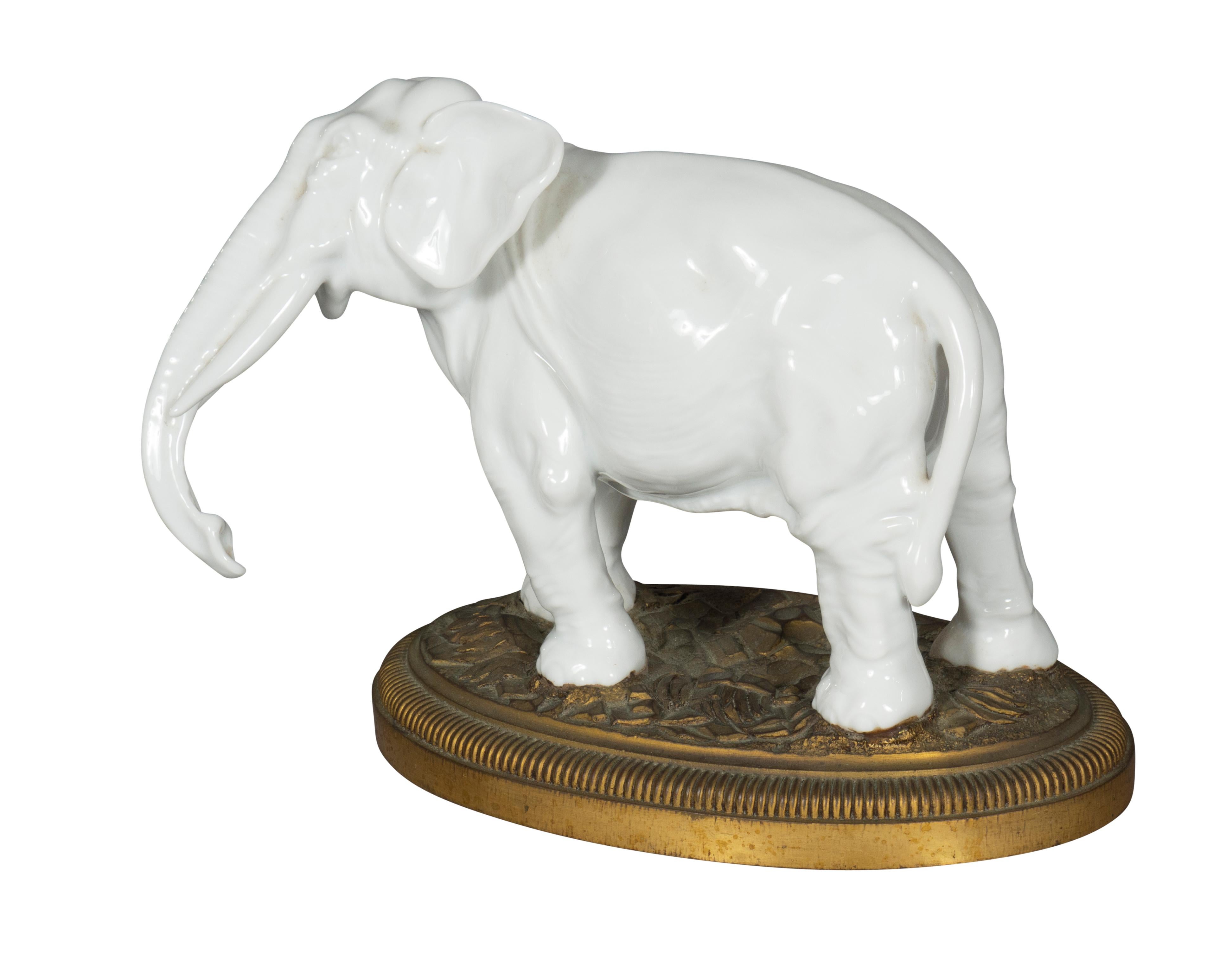 Europäische Blanc De Chine-Porzellanfiguren von Elefanten aus europäischem Porzellan im Zustand „Gut“ im Angebot in Essex, MA