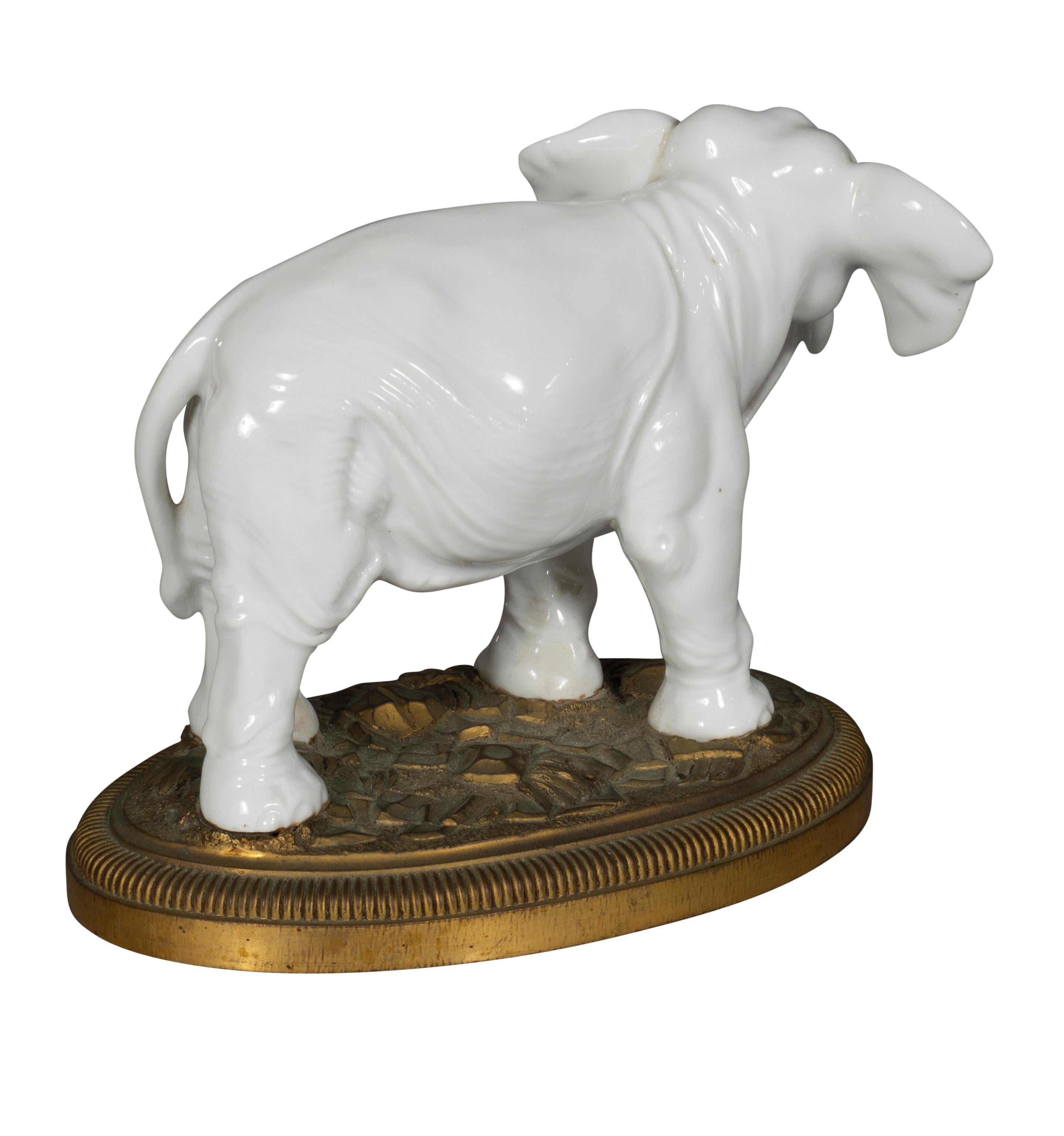 Europäische Blanc De Chine-Porzellanfiguren von Elefanten aus europäischem Porzellan (19. Jahrhundert) im Angebot