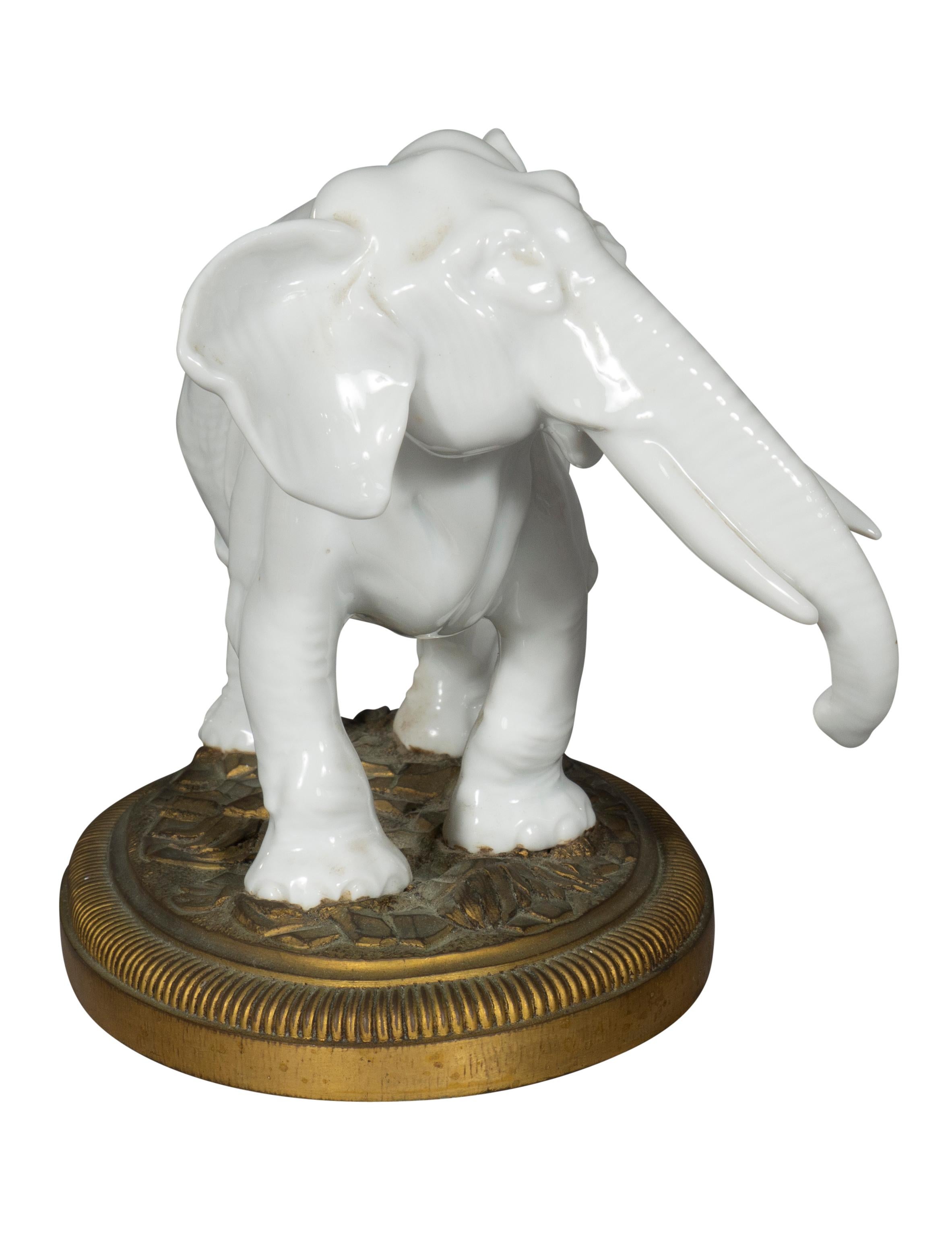 Europäische Blanc De Chine-Porzellanfiguren von Elefanten aus europäischem Porzellan (Bronze) im Angebot
