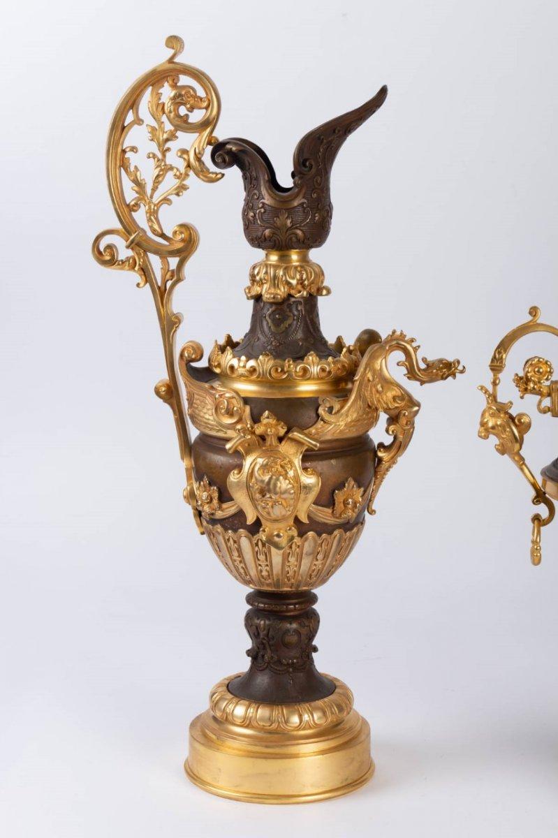 Two ewers and a bowl in gilt and brown bronze, the set of three-pieces are chiseled and decorated with foliage; style Napoleon III, XIXth century.
Diameter : socle des aiguières 14cm - la coupe 34cm
Height : aiguières 55cm - coupe 37cm.