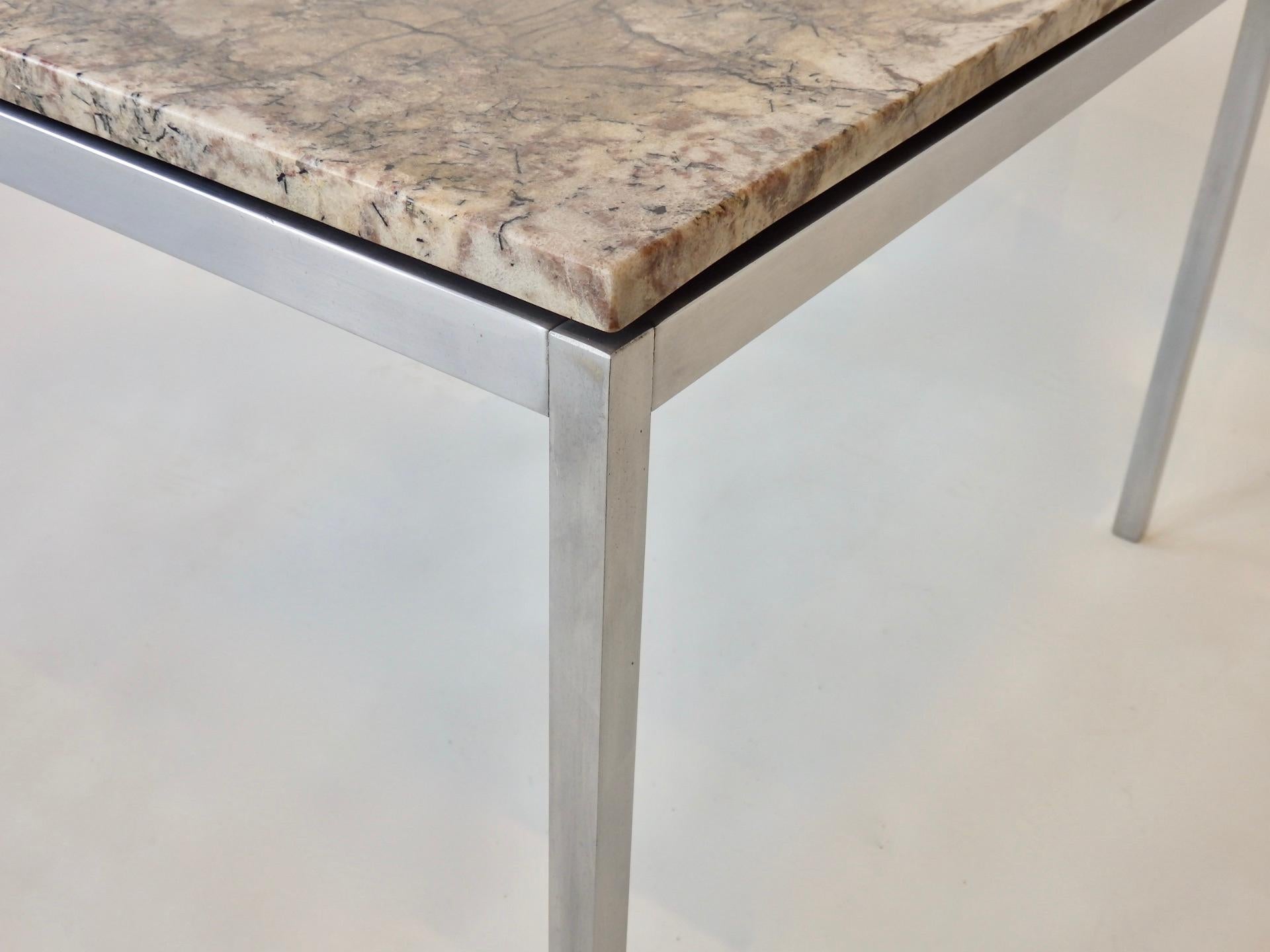 Deux tables d'appoint Florence Knoll à plateau en pierre exotique, une chromée et une base en satin en vente 5