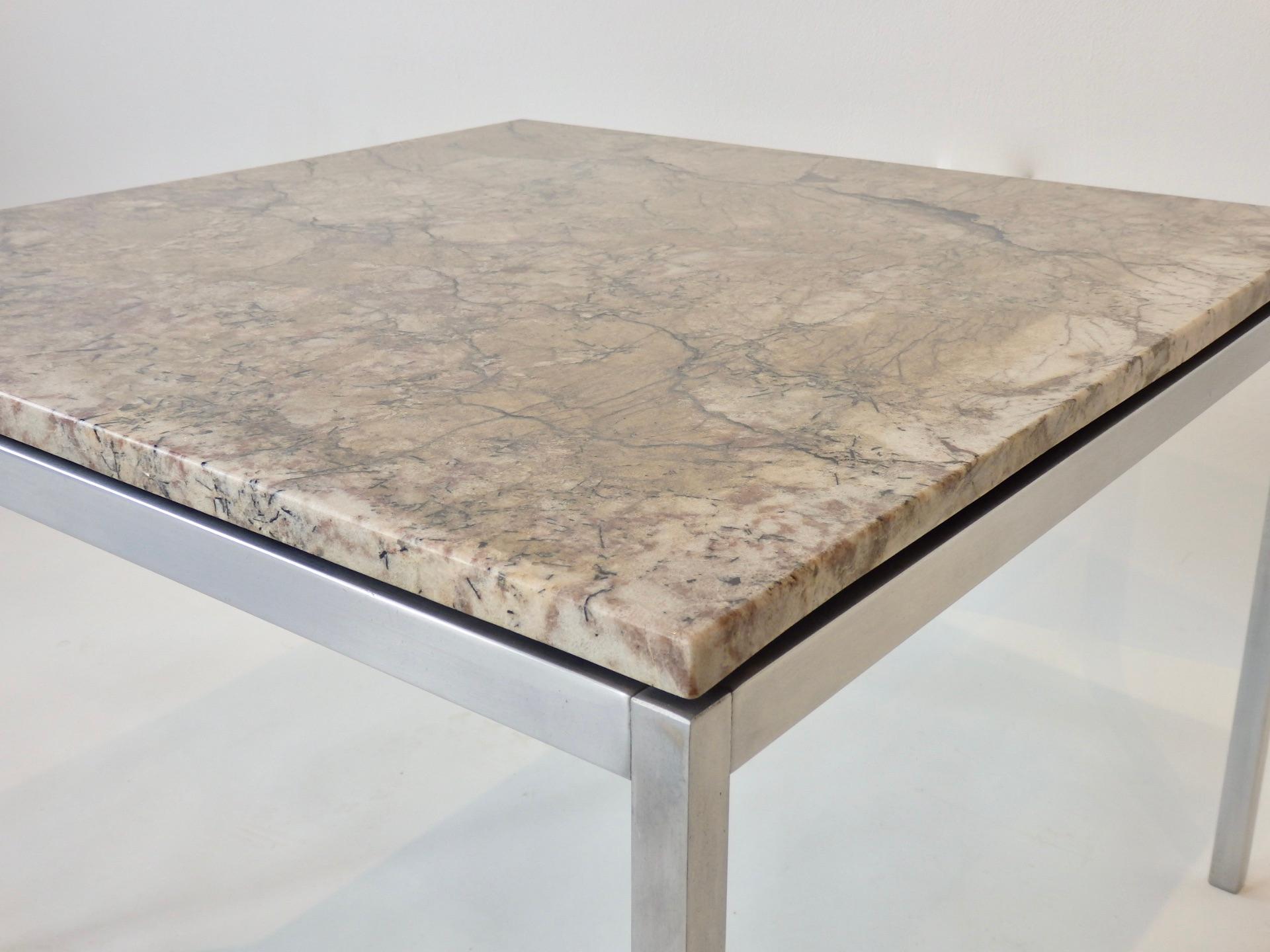 Deux tables d'appoint Florence Knoll à plateau en pierre exotique, une chromée et une base en satin en vente 6