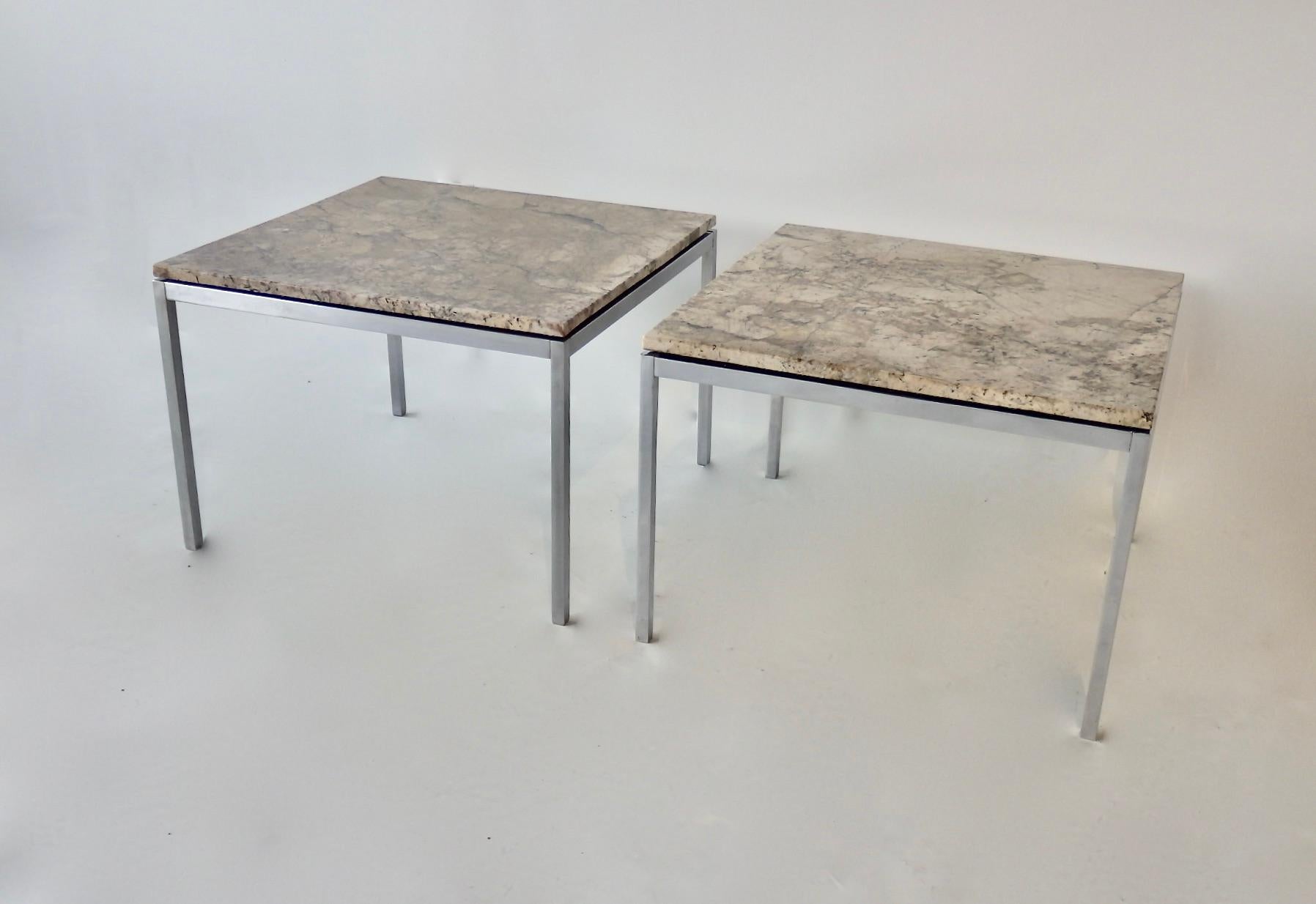 Style international Deux tables d'appoint Florence Knoll à plateau en pierre exotique, une chromée et une base en satin en vente