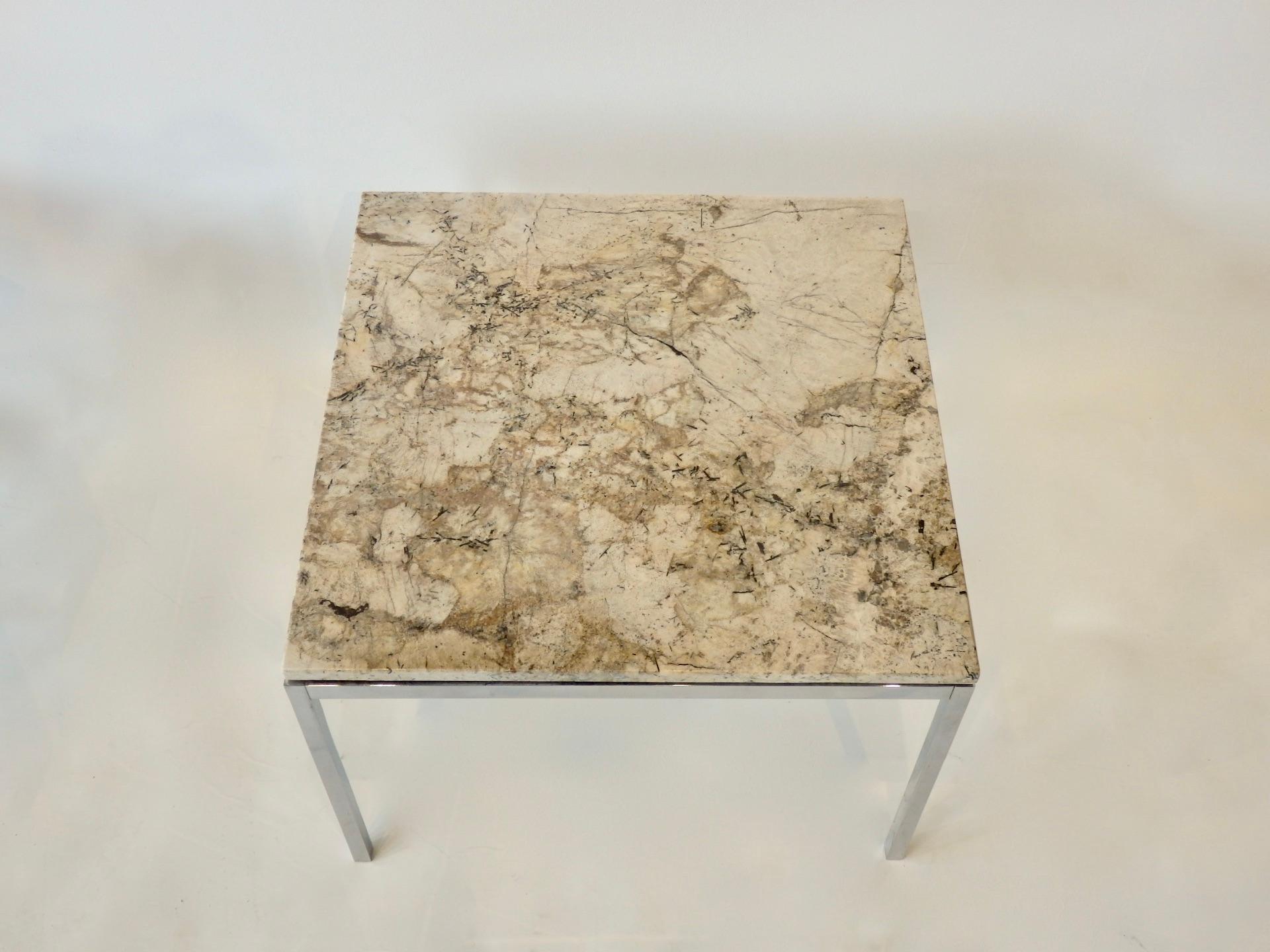 Américain Deux tables d'appoint Florence Knoll à plateau en pierre exotique, une chromée et une base en satin en vente