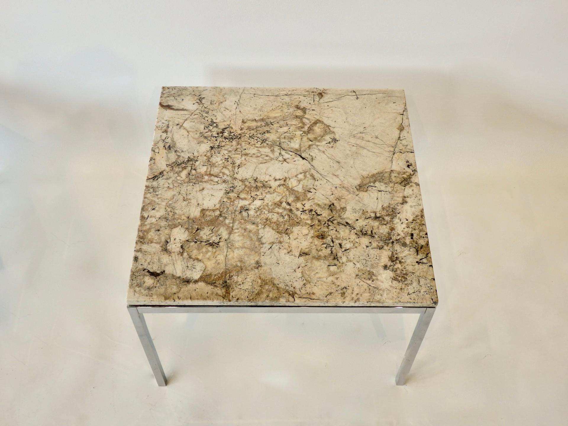 Deux tables d'appoint Florence Knoll à plateau en pierre exotique, une chromée et une base en satin Bon état - En vente à Ferndale, MI