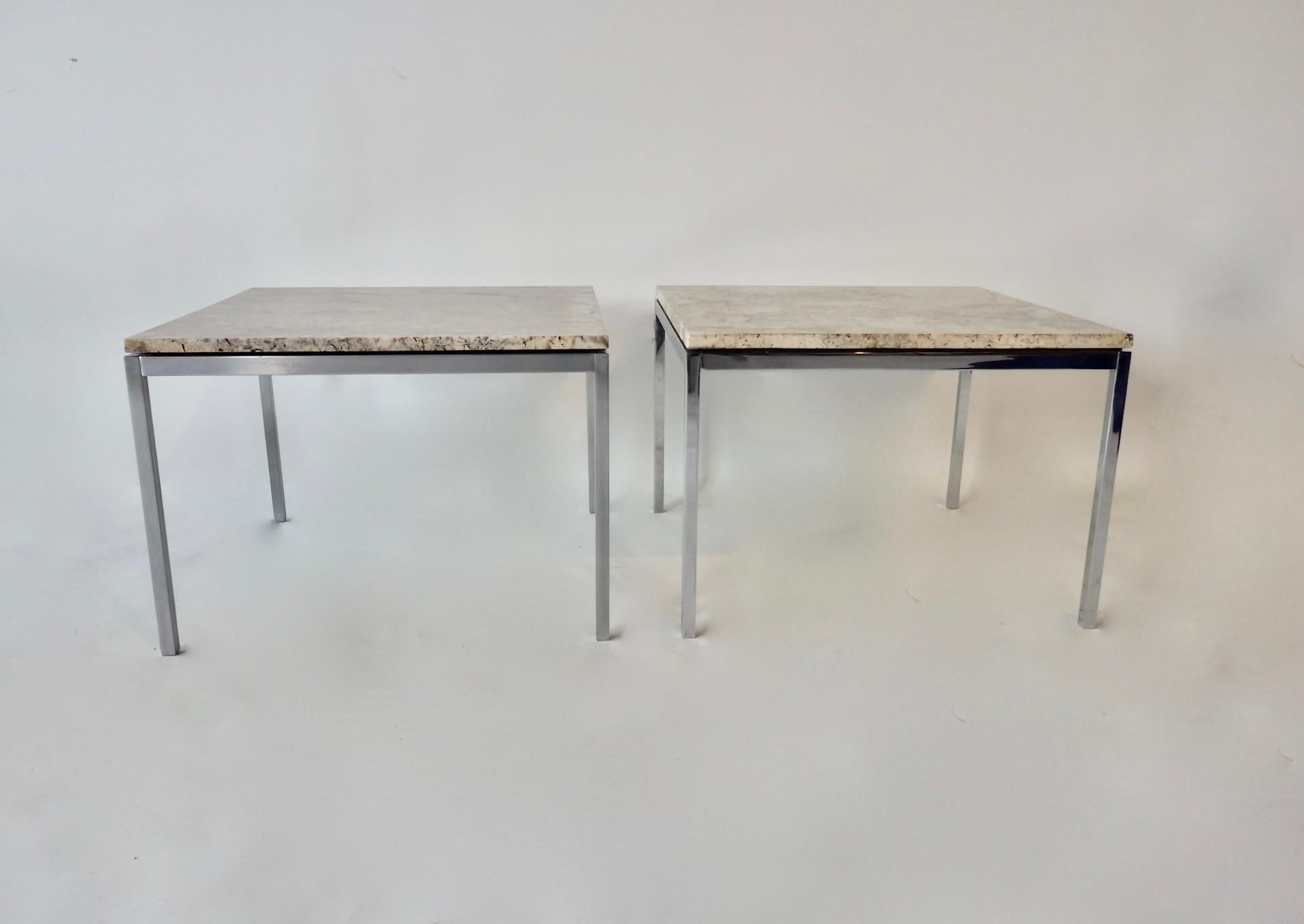 20ième siècle Deux tables d'appoint Florence Knoll à plateau en pierre exotique, une chromée et une base en satin en vente