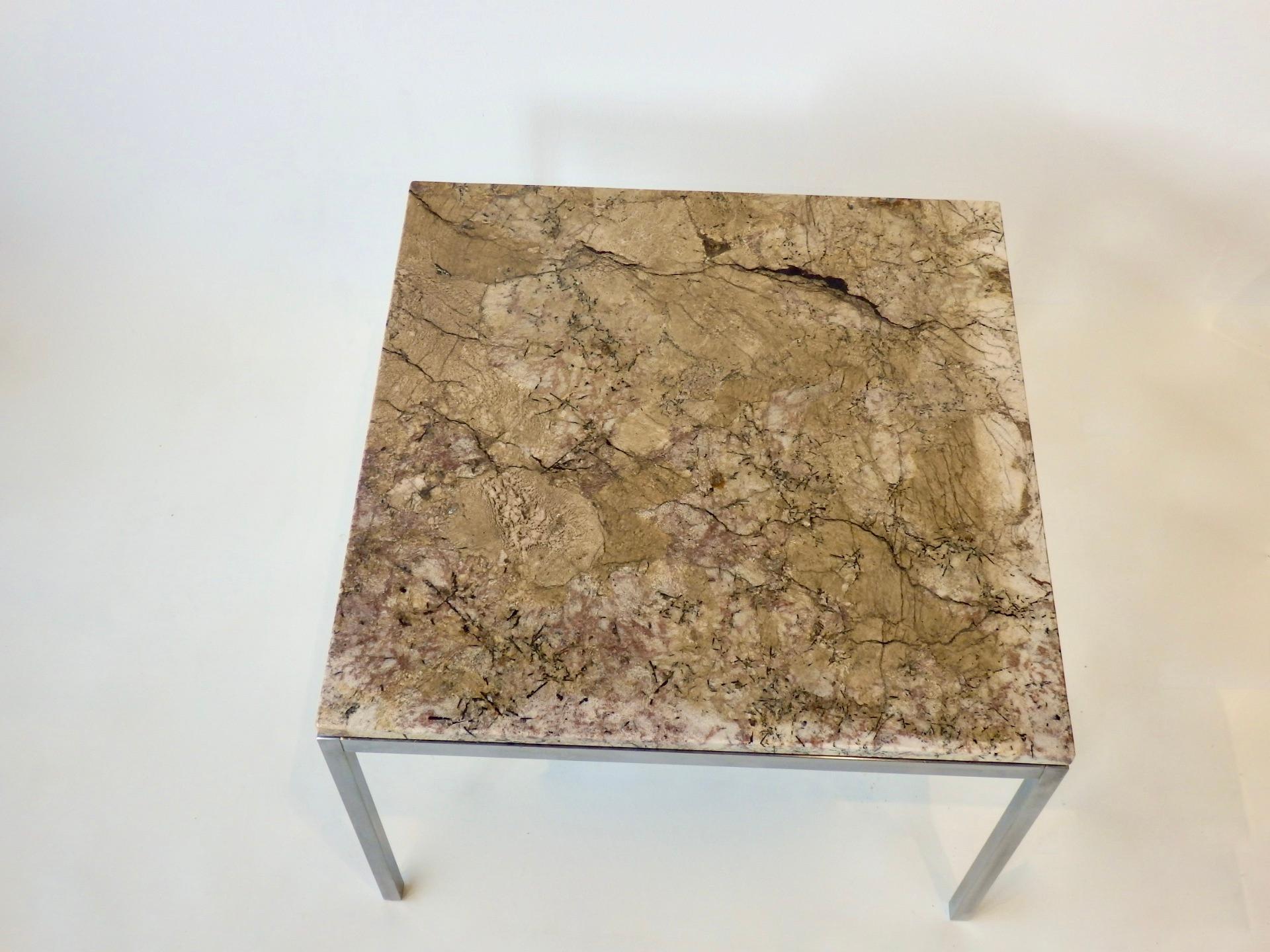 Deux tables d'appoint Florence Knoll à plateau en pierre exotique, une chromée et une base en satin en vente 2