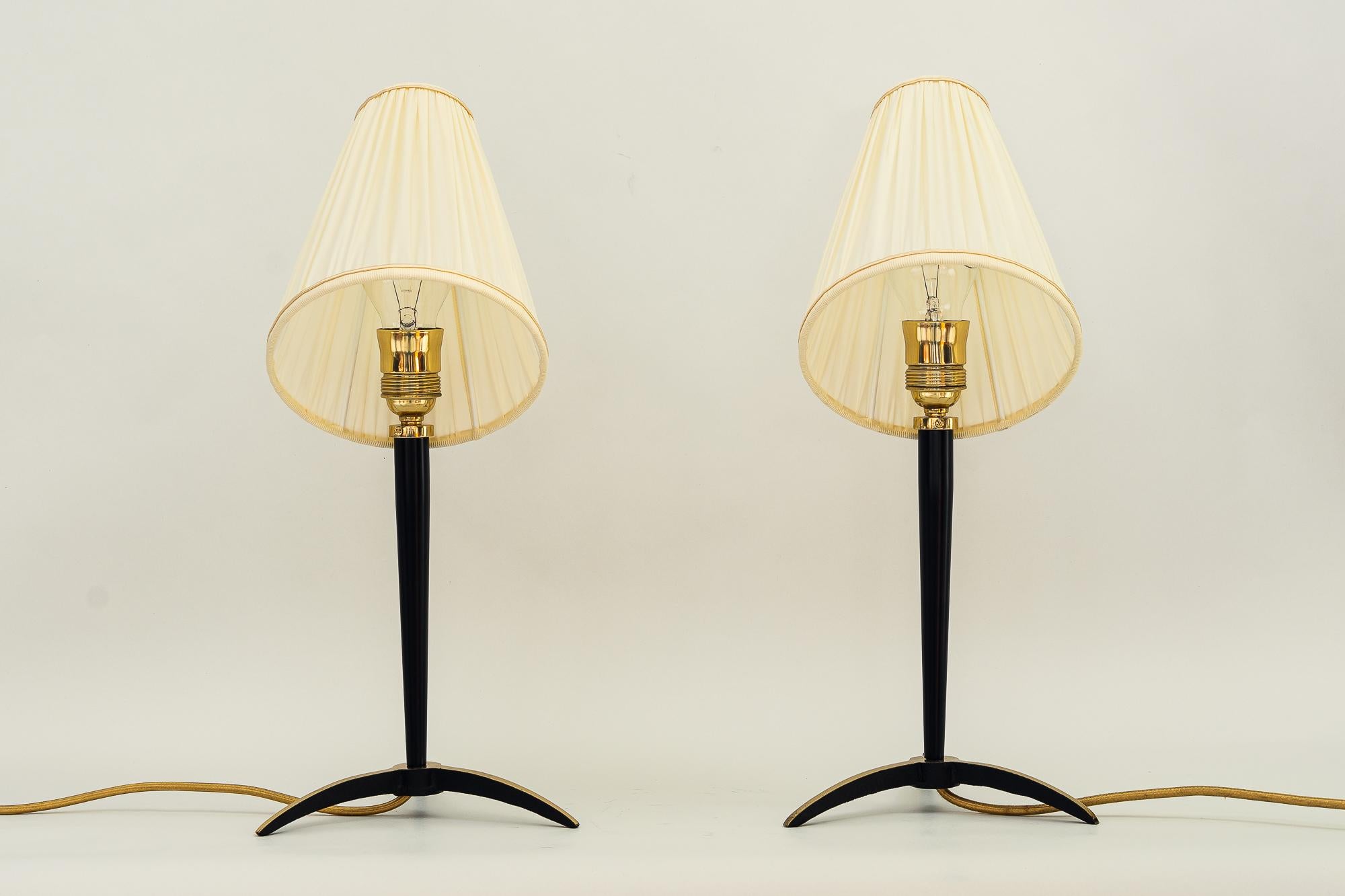 Extandable J.T.Kalmar-Tischlampen mit Stoffschirmen aus den 1950er Jahren
Messing- und Eisenlack lackiert
Die Lampenschirme sind ersetzt.