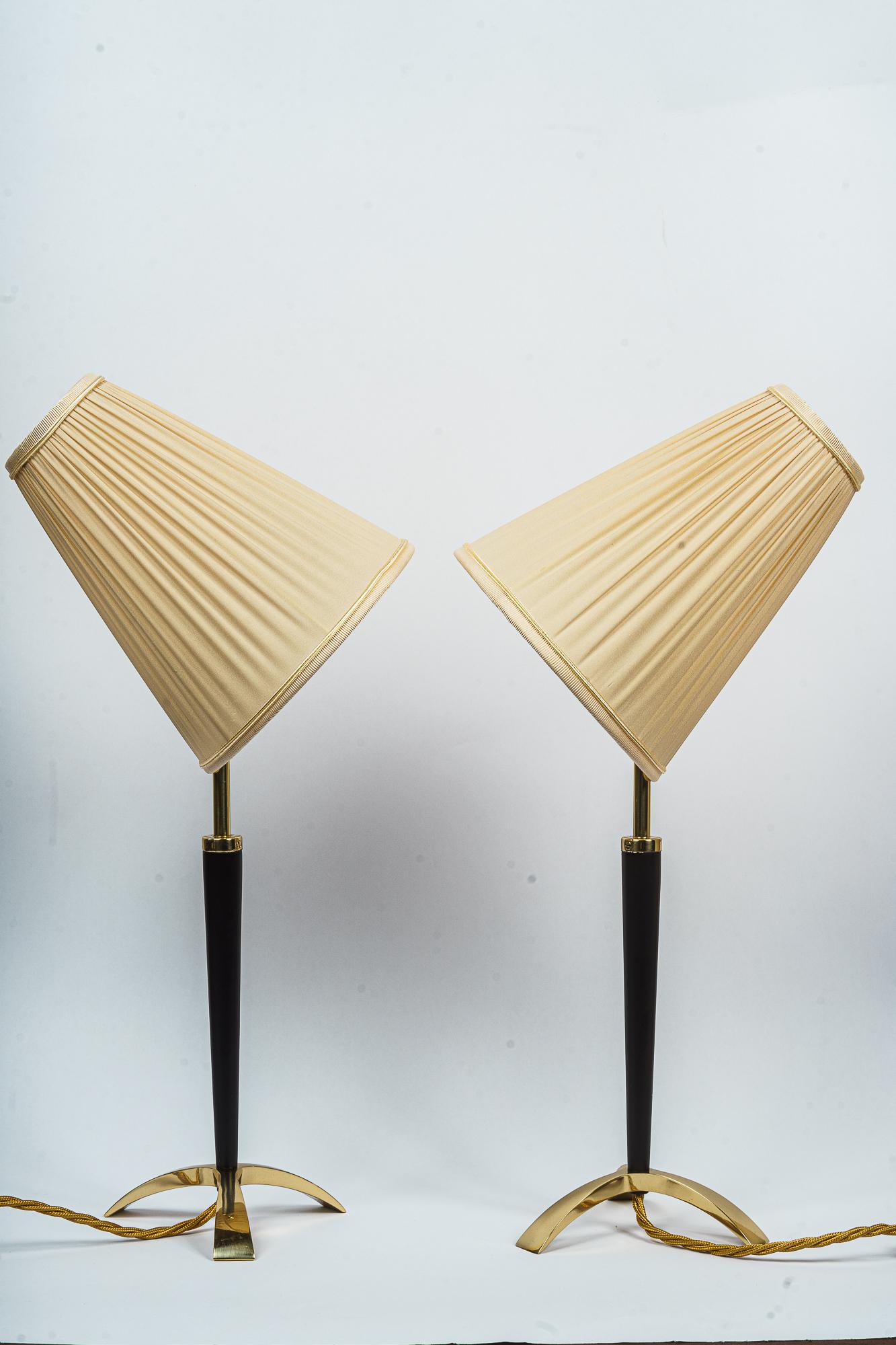 Zwei ausziehbare Tischlampen von J.T. Kalmar, ca. 1950er Jahre
Ausziehbar in der Höhe von 50cm bis zu 54cm
Messingteile sind poliert und einbrennlackiert
Der Stoff wird ersetzt ( neu )
Preis des Paares.