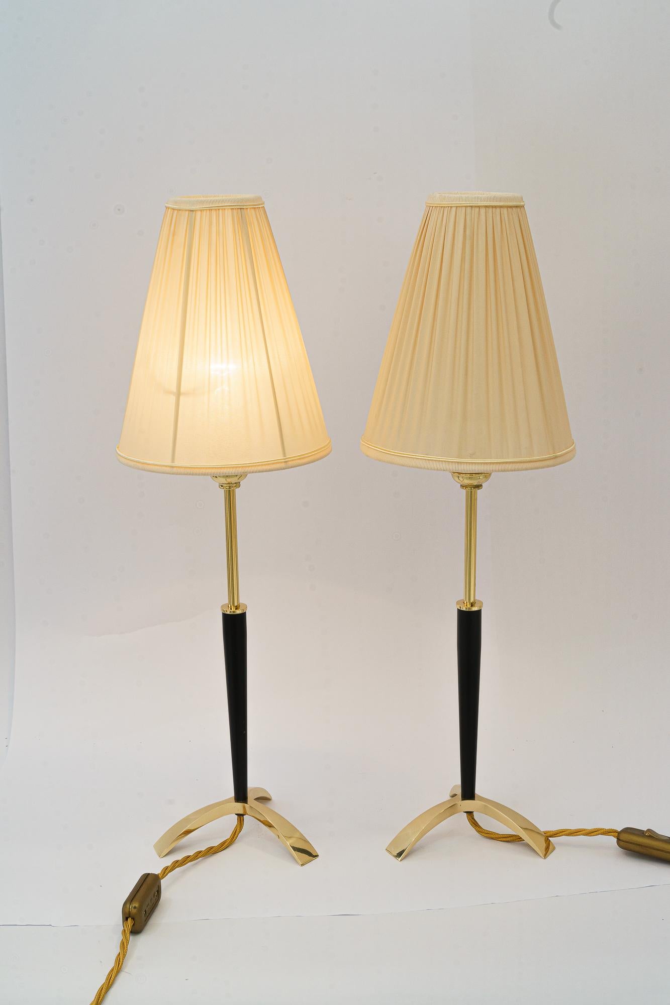 Ausziehbare Tischlampen von J.T. Kalmar, ca. 1950er Jahre
Einstellbar von 43cm bis zu 54cm 
Messing poliert und emailliert
Der Stoffschirm wird ersetzt ( neu )
