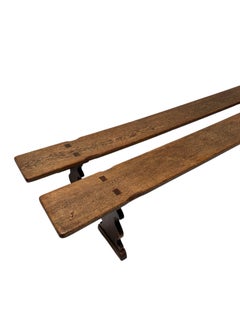 Dos bancos de granja provinciales franceses extra grandes, 1900