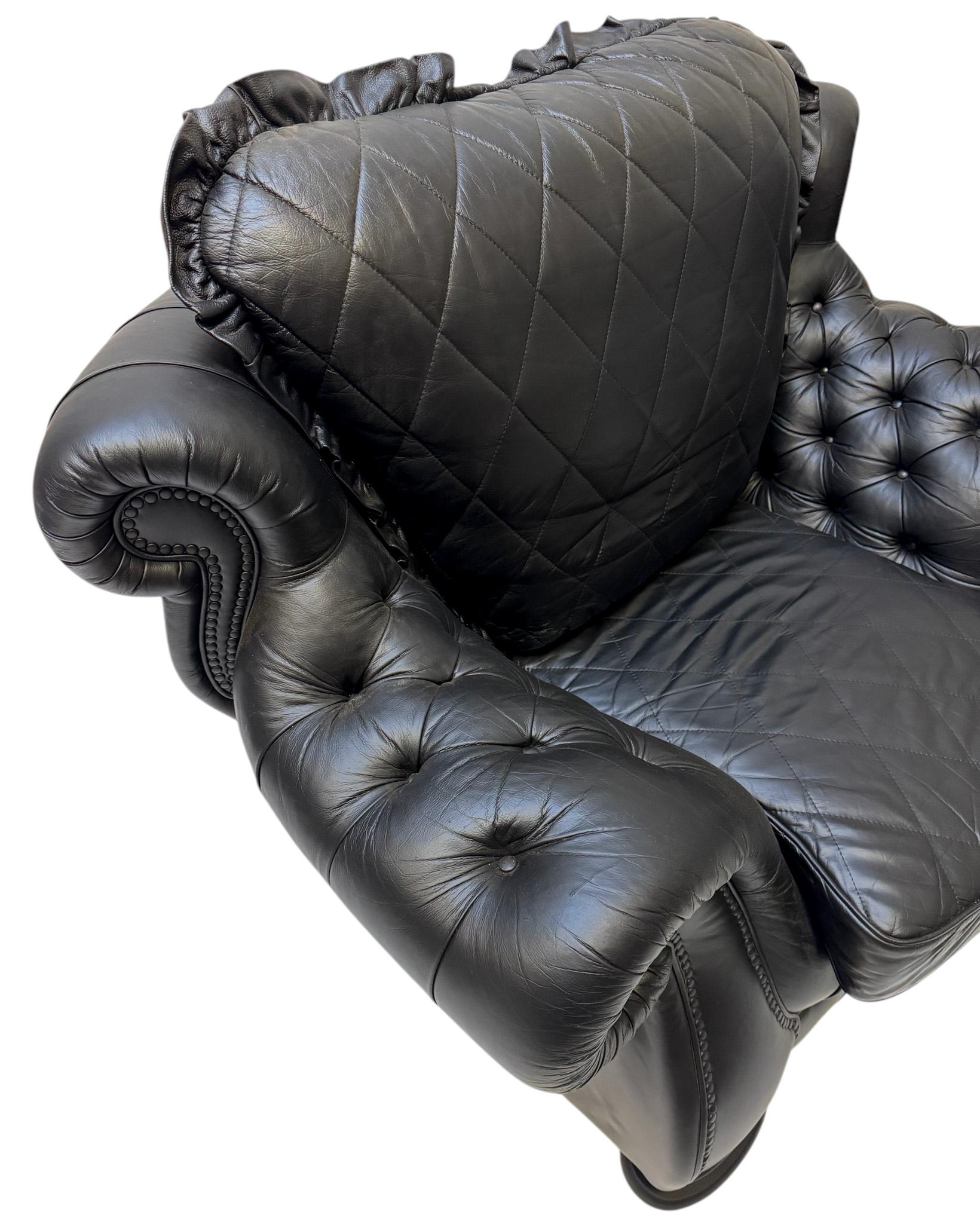 Deux très grandes chaises longues de style Chesterfield, mi-siècle moderne, années 1980 en vente 4