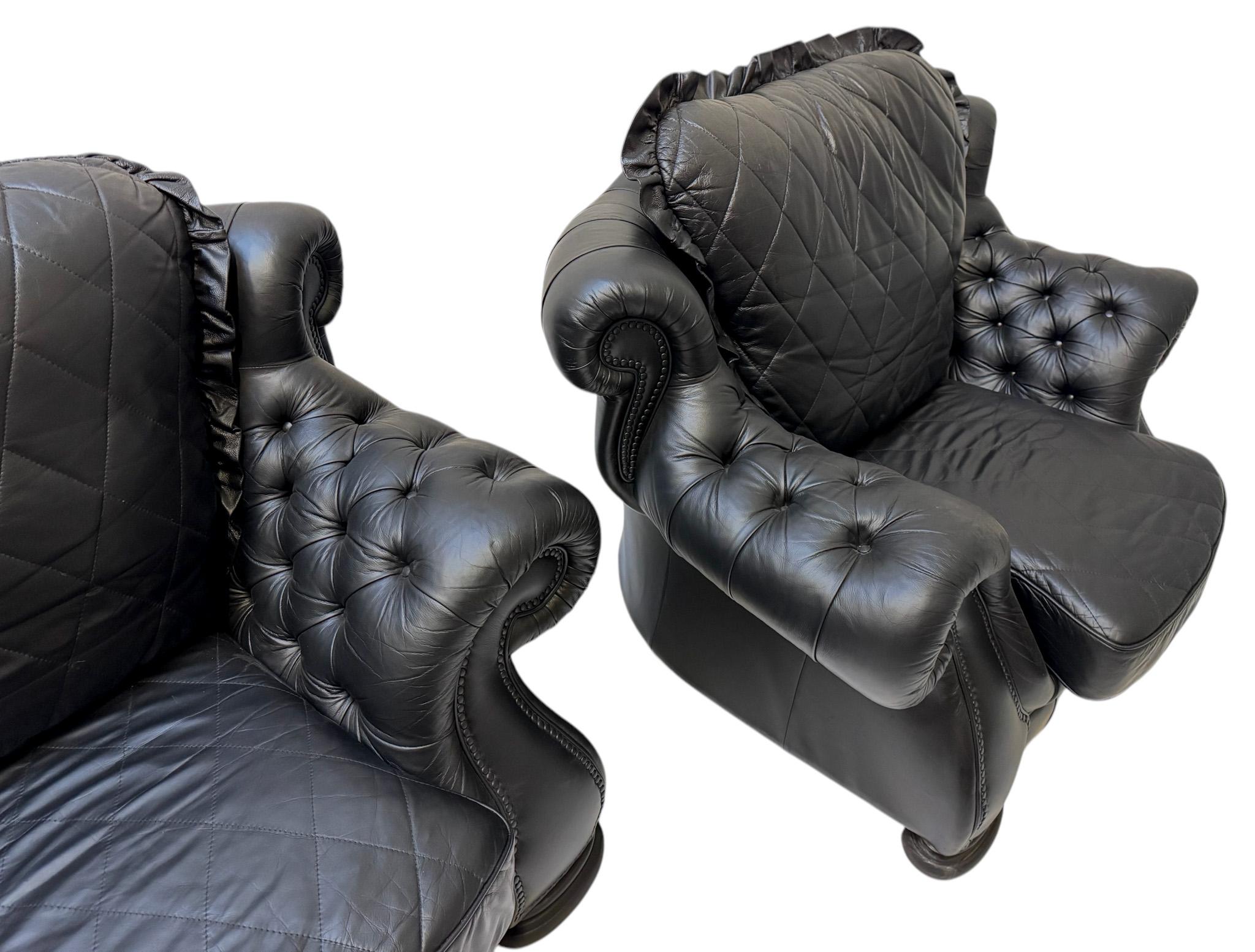 Deux très grandes chaises longues de style Chesterfield, mi-siècle moderne, années 1980 en vente 5