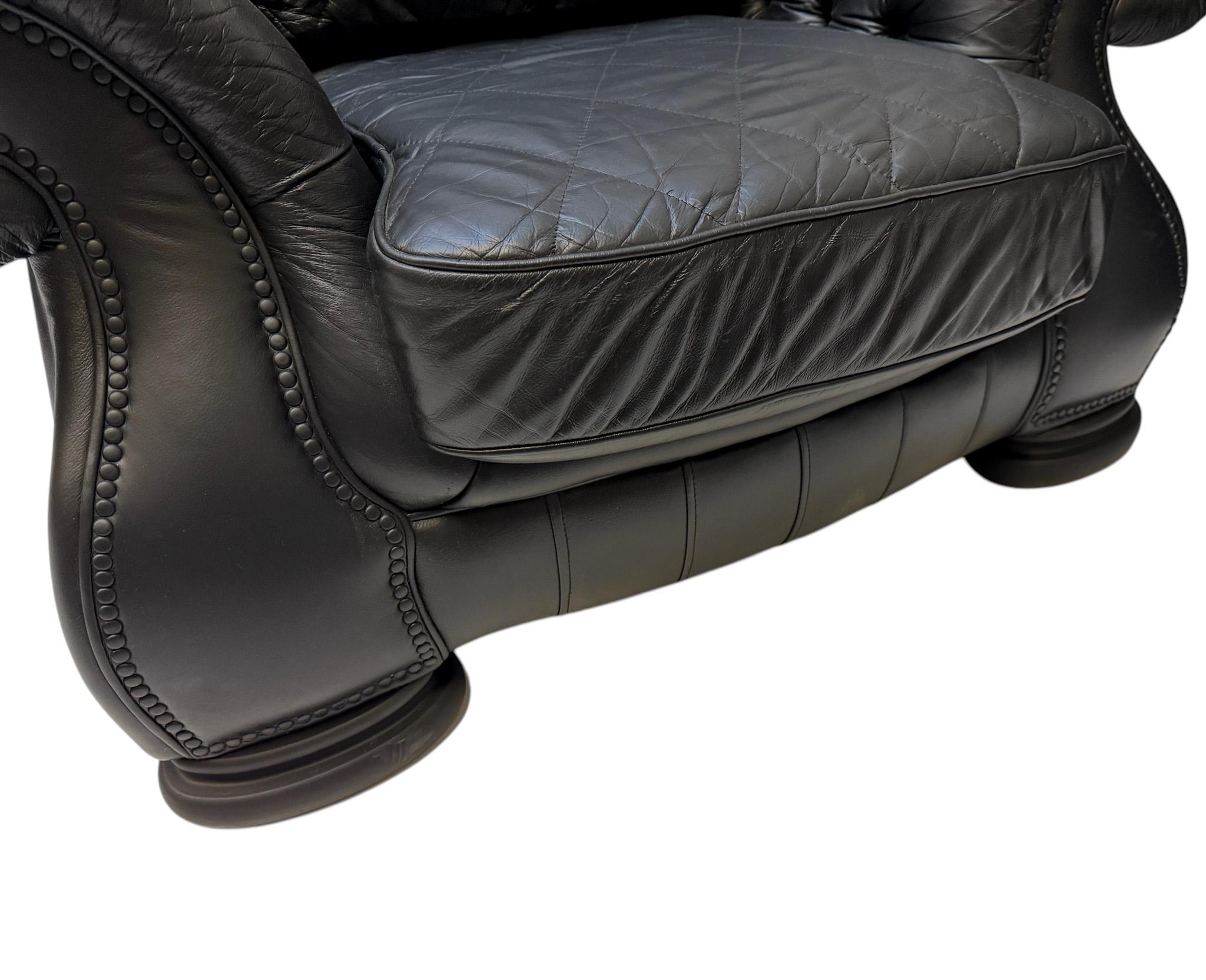 Deux très grandes chaises longues de style Chesterfield, mi-siècle moderne, années 1980 en vente 6