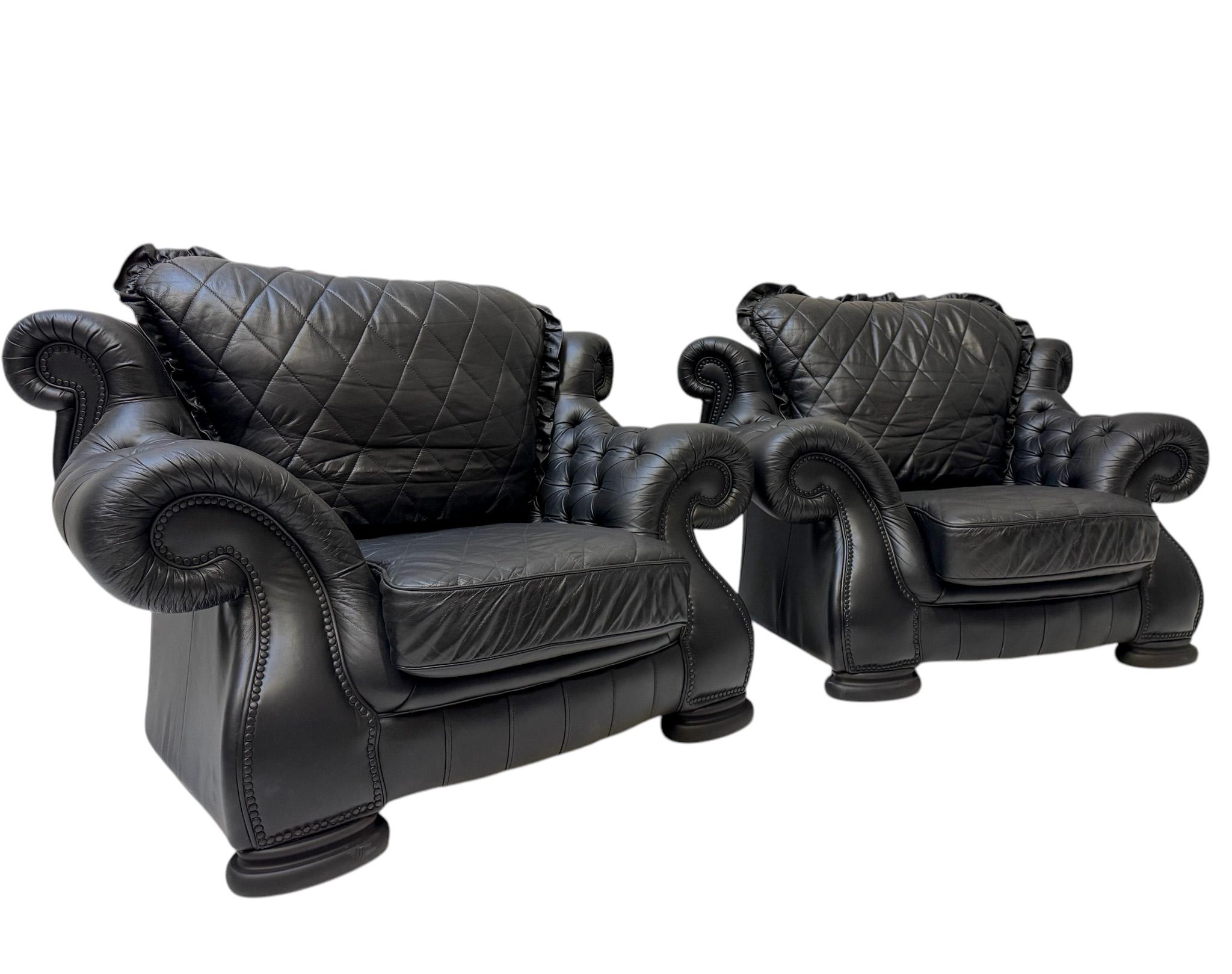 Superbe et rare paire de chaises de salon extra-larges de style Chesterfield du milieu du siècle dernier.
Un design anglais frappant des années 1980.
Les cadres en hêtre sont d'origine et garnis de cuir noir sur des pieds en hêtre laqué noir
Les
