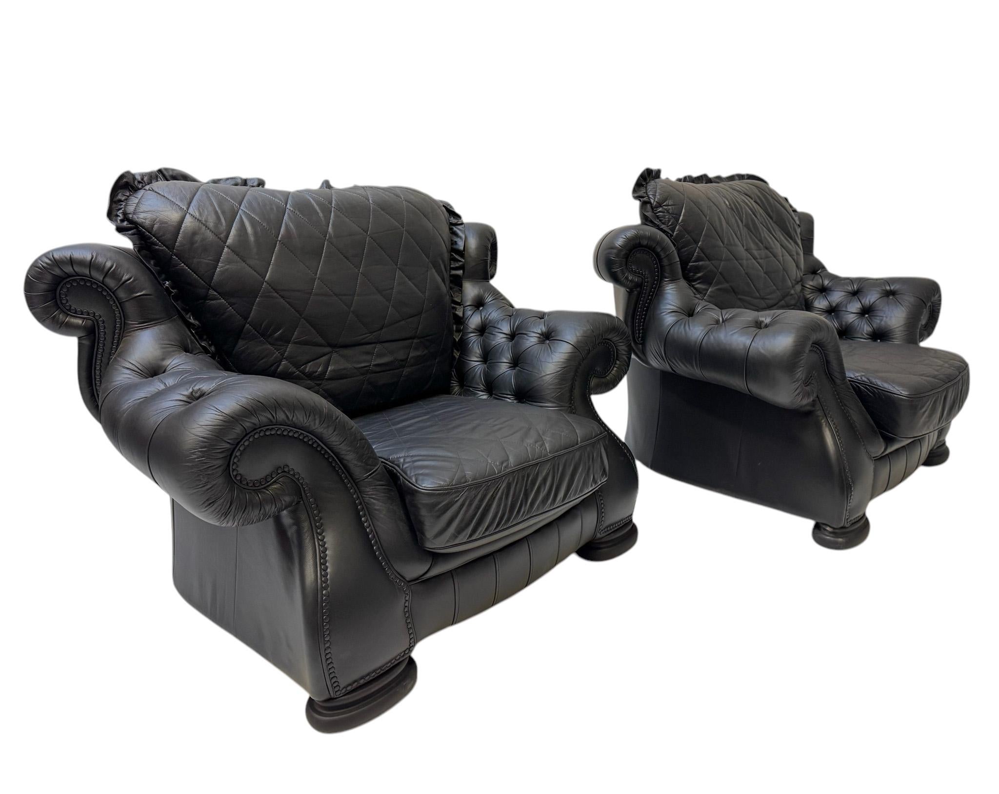 Britannique Deux très grandes chaises longues de style Chesterfield, mi-siècle moderne, années 1980 en vente