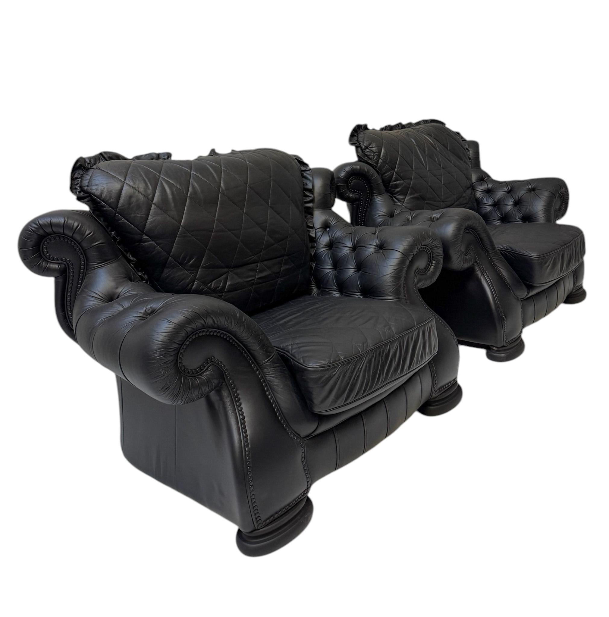 Deux très grandes chaises longues de style Chesterfield, mi-siècle moderne, années 1980 Bon état - En vente à Amsterdam, NL
