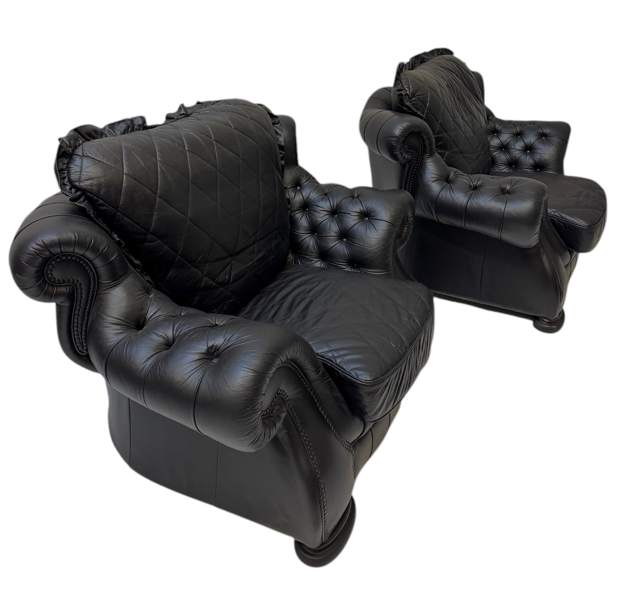 Fin du 20e siècle Deux très grandes chaises longues de style Chesterfield, mi-siècle moderne, années 1980 en vente