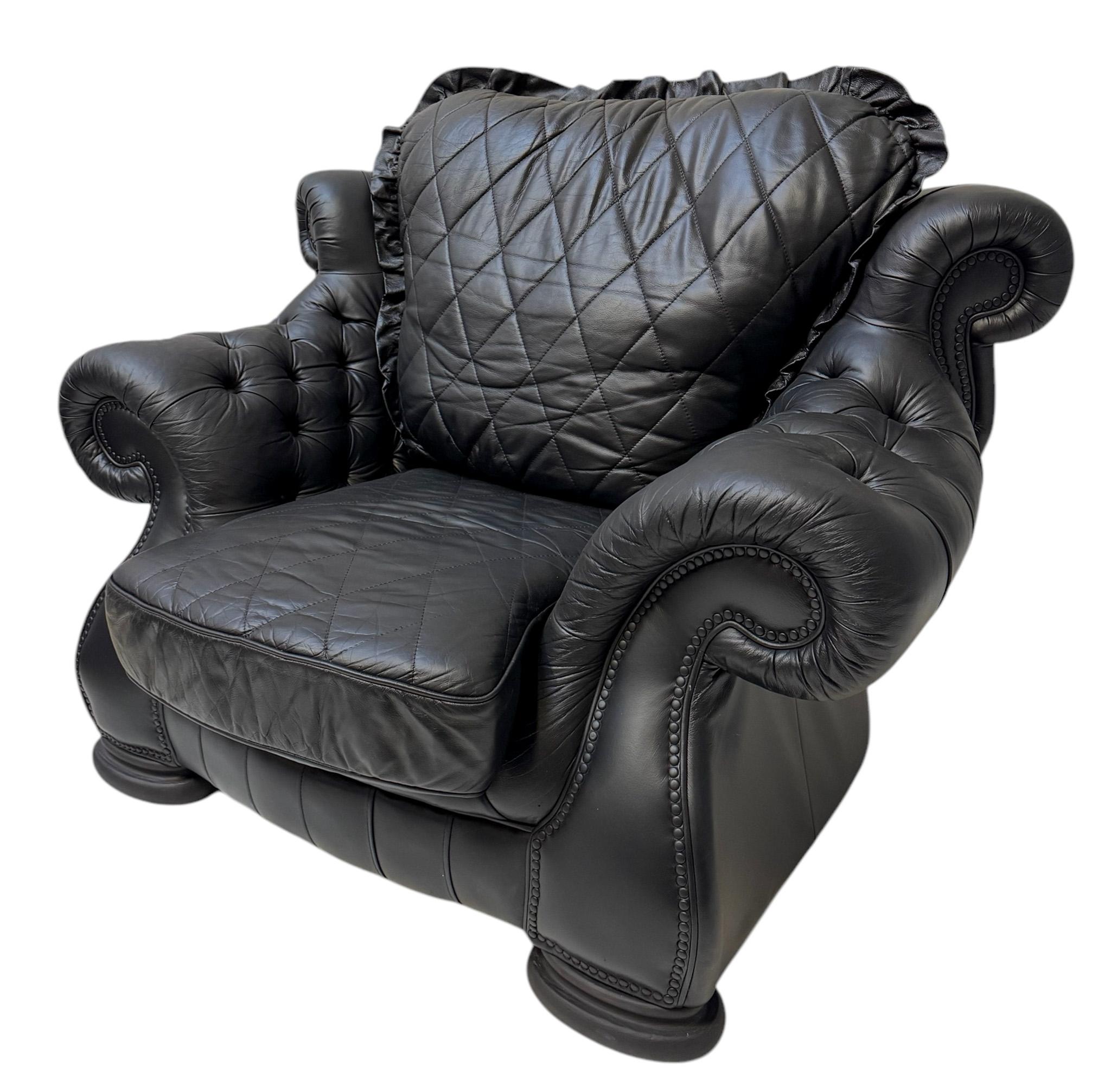 Cuir Deux très grandes chaises longues de style Chesterfield, mi-siècle moderne, années 1980 en vente