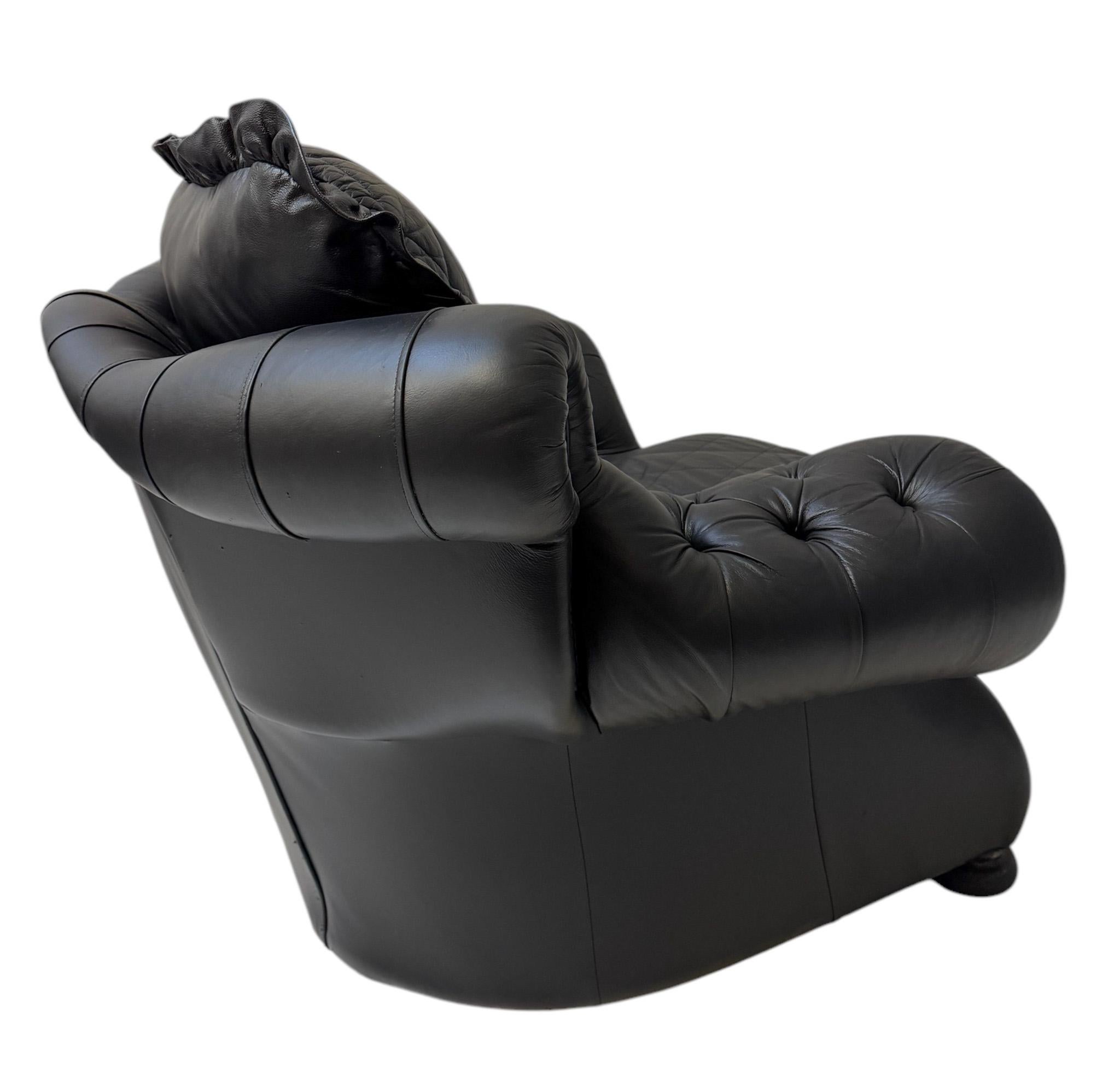 Deux très grandes chaises longues de style Chesterfield, mi-siècle moderne, années 1980 en vente 2