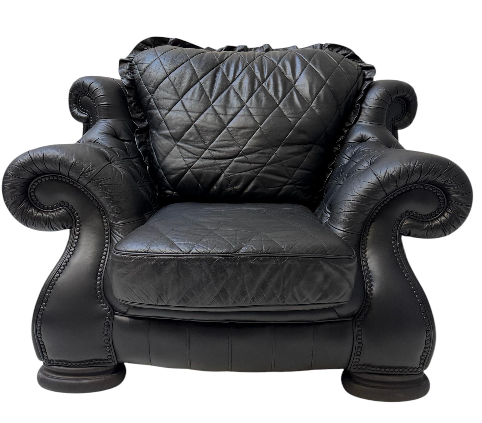 Deux très grandes chaises longues de style Chesterfield, mi-siècle moderne, années 1980 en vente 3