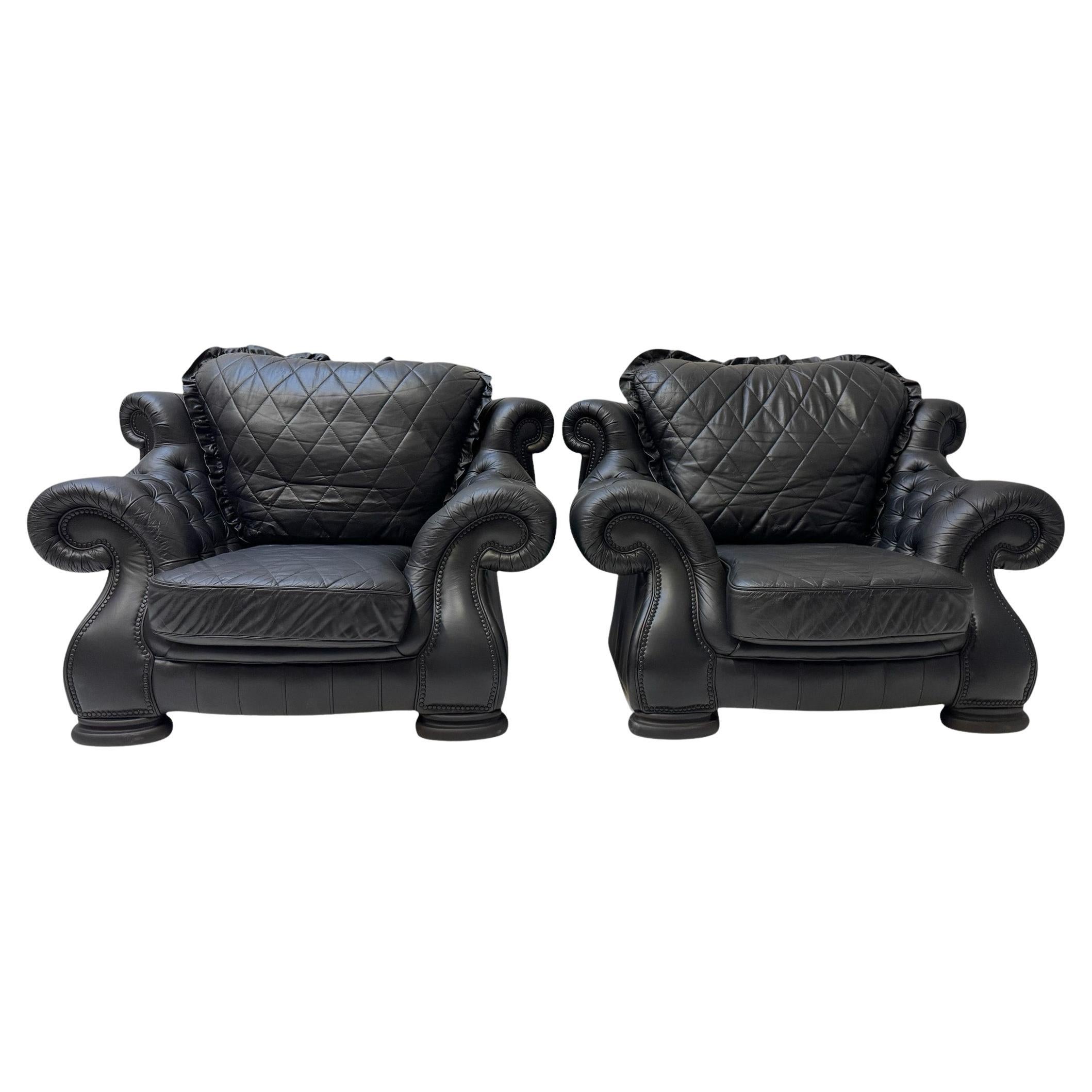 Deux très grandes chaises longues de style Chesterfield, mi-siècle moderne, années 1980 en vente