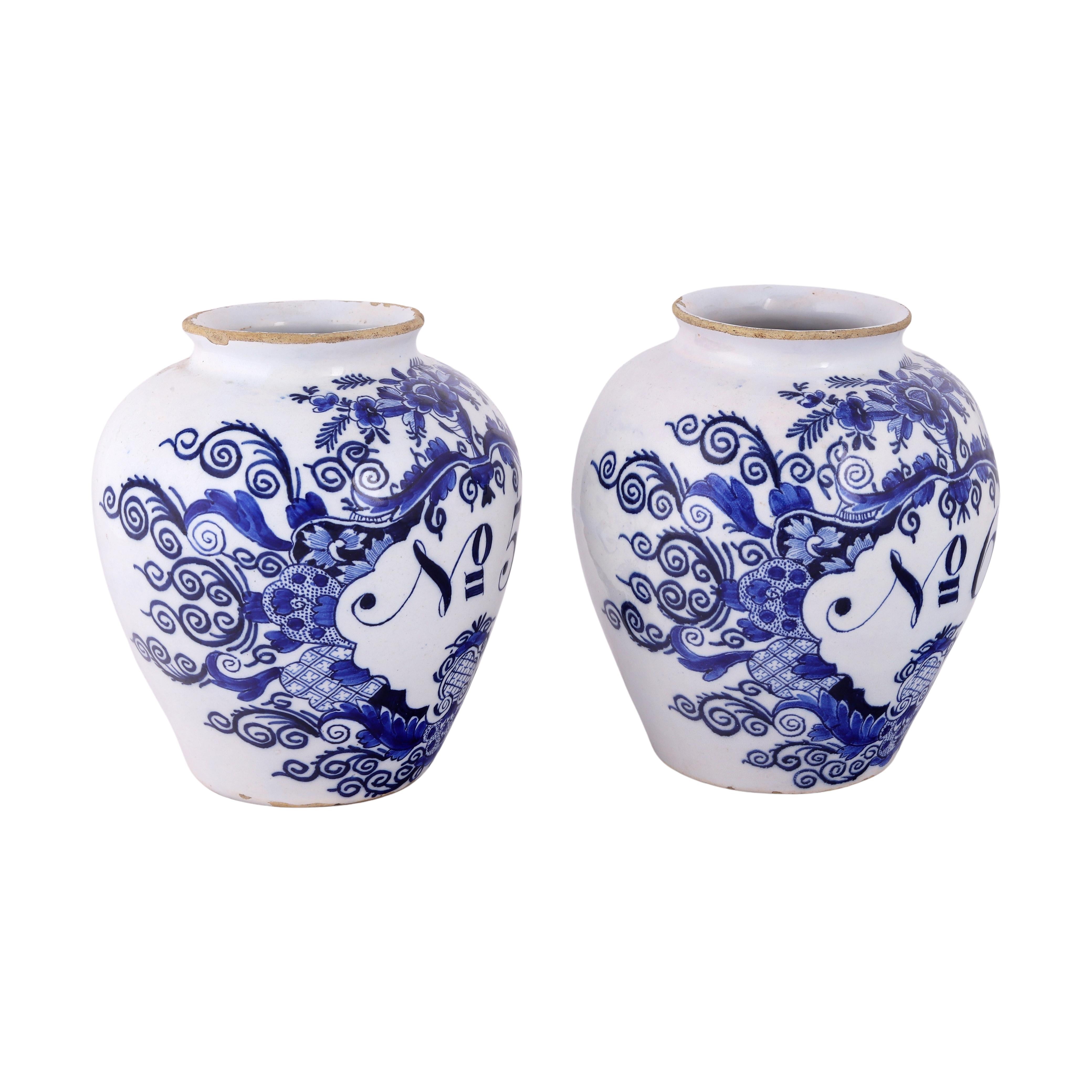 Origine : Delft
Date :   Seconde moitié du XVIIIe siècle
Atelier : De Porceleyne Claauw

Un véritable ensemble de deux pots à tabac bleus et blancs pour le stockage du tabac à priser.
Les pots portent les chiffres 5 et 6, et font probablement partie