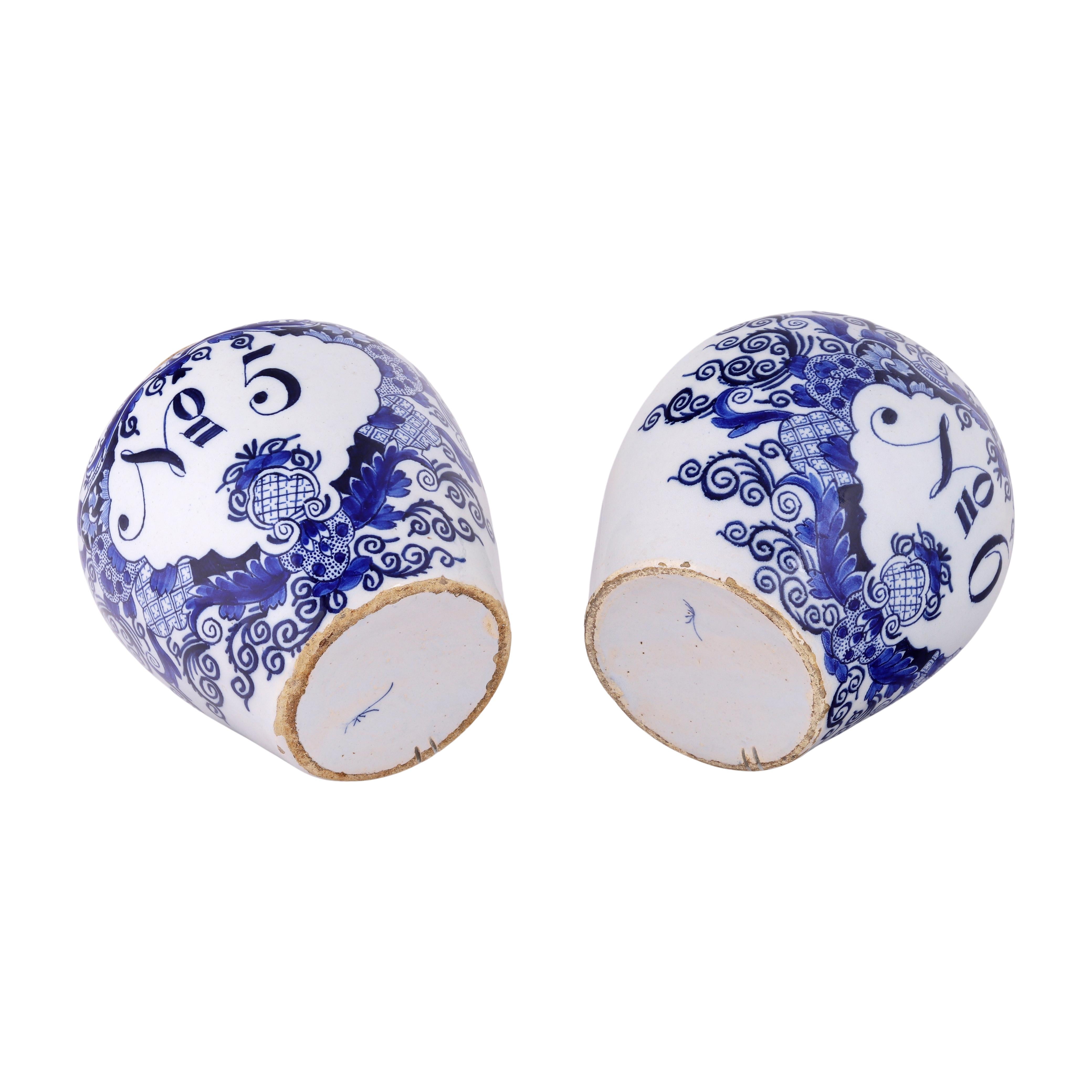 Cuit Deux extra-petits pots à tabac néerlandais de Delft : n° 5 et 6, 18ème siècle en vente