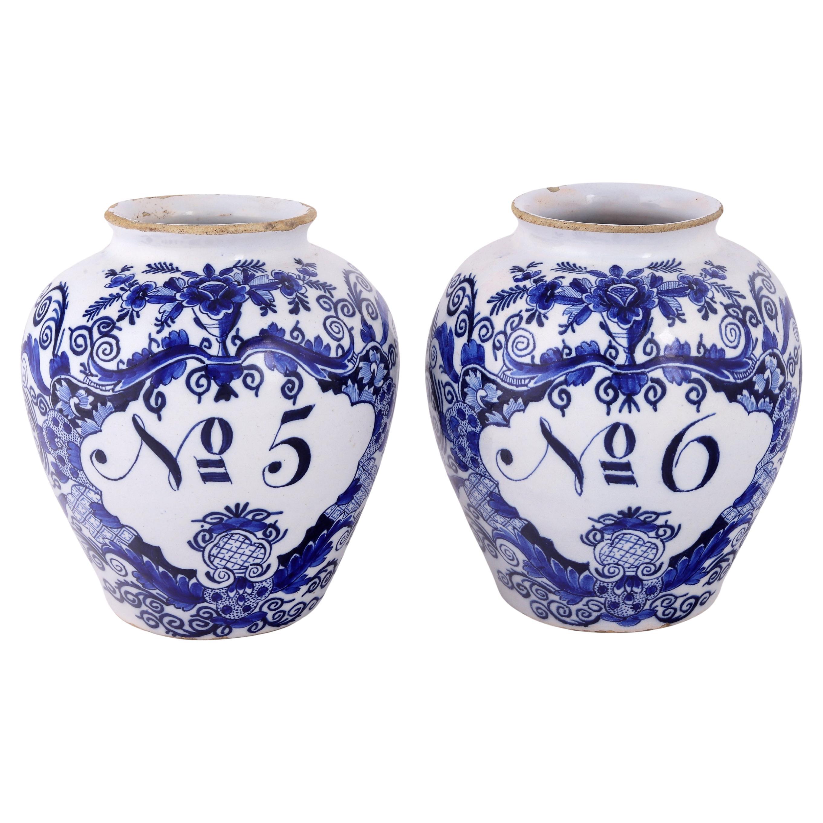 Dos tarros de tabaco extra pequeños de Delft holandés: nº 5 y 6, Siglo XVIII