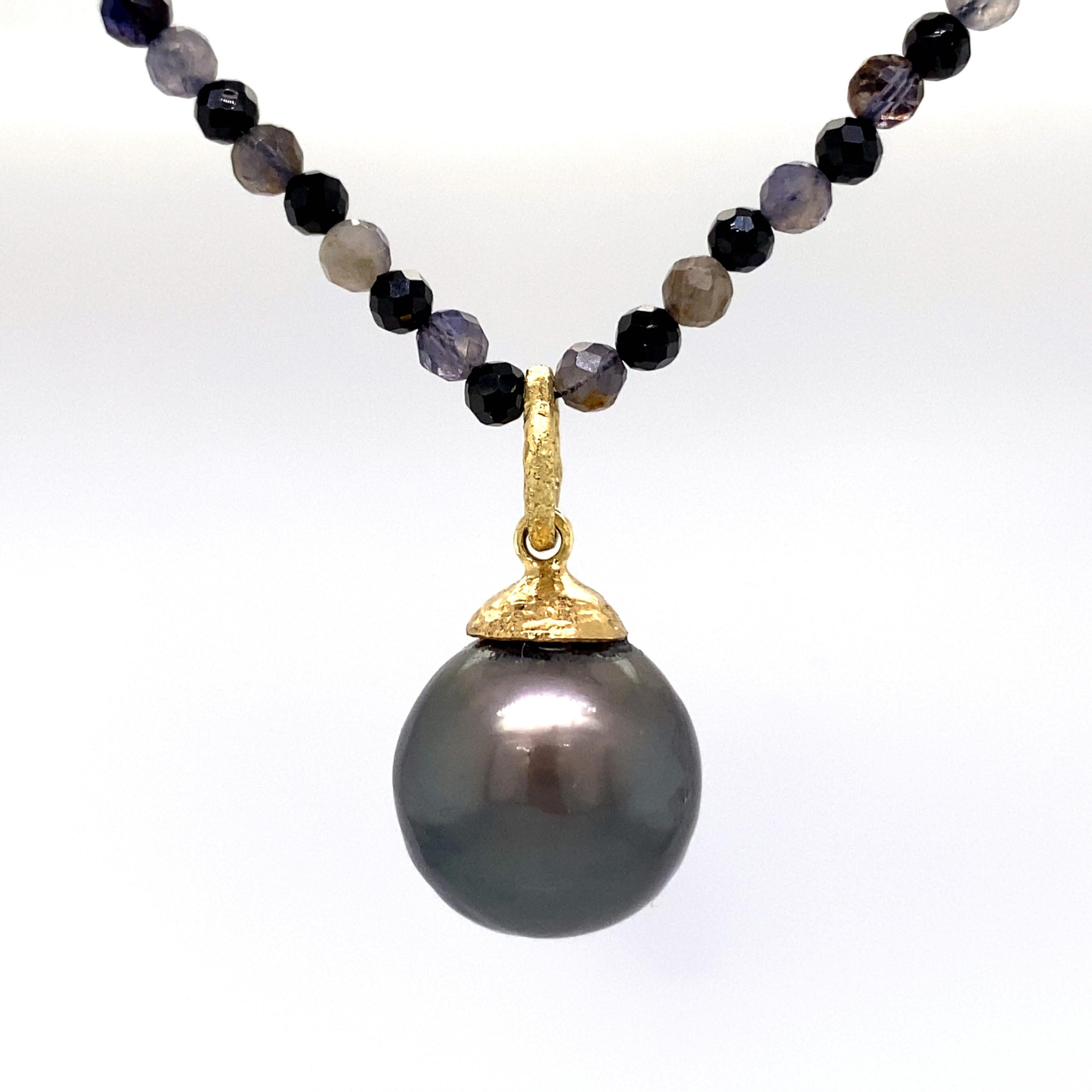 This large, beautiful and lustrous baroque Tahitian black pearl can be worn so that the smoothest expanse of its surface faces outward.  Nice!

OR, you can show off the other side, featuring an endearingly expressive collection of bumps and lumps. 