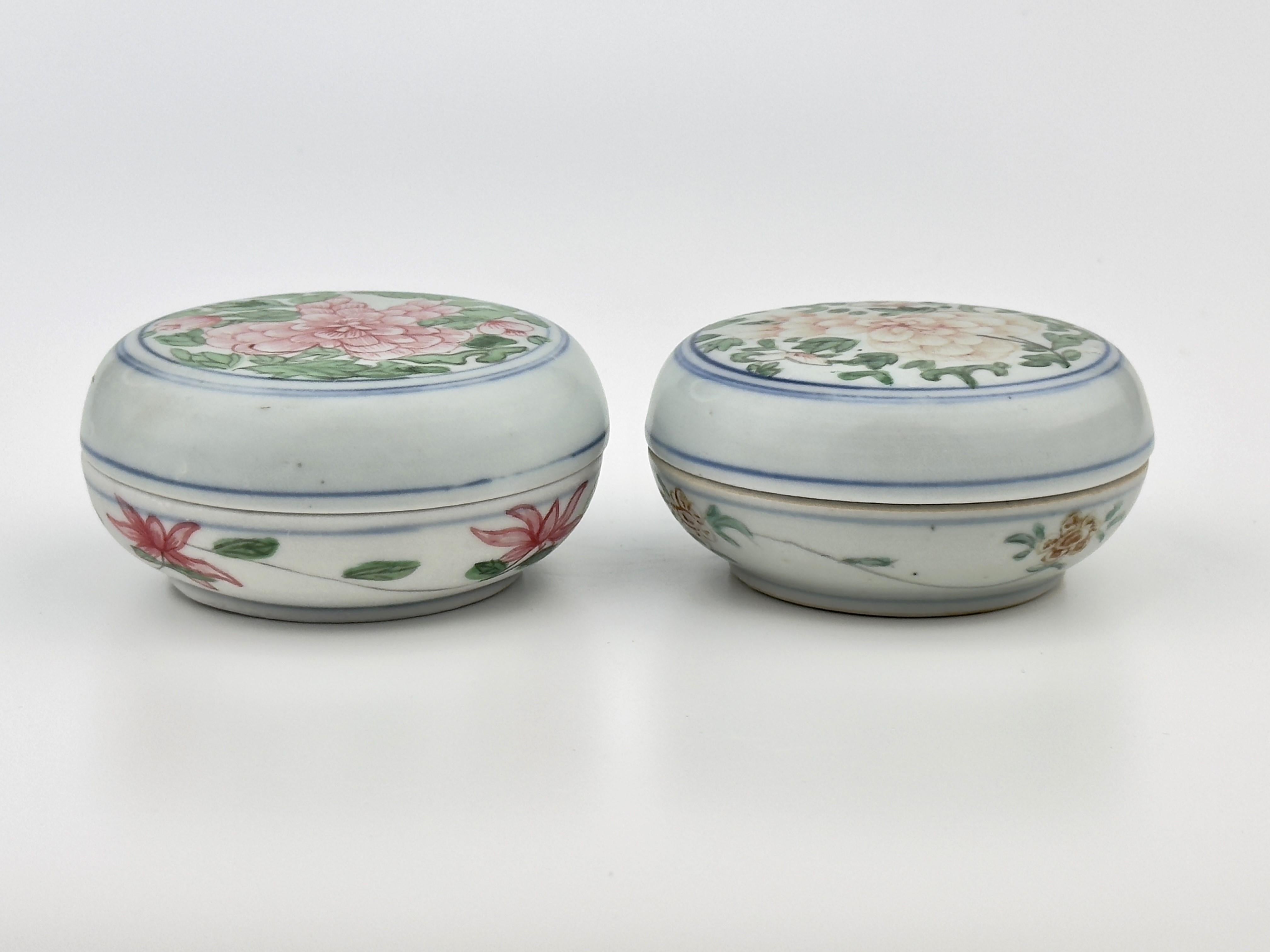 Circular form with flattened doomed covers, the covers with a medallion of flower with full bloom, the bowls with two round borders.

Period : Qing Dynasty, Kangxi-Yongzheng Period
Production Date : 17-18th century
Made in : Jingdezhen
Destination :
