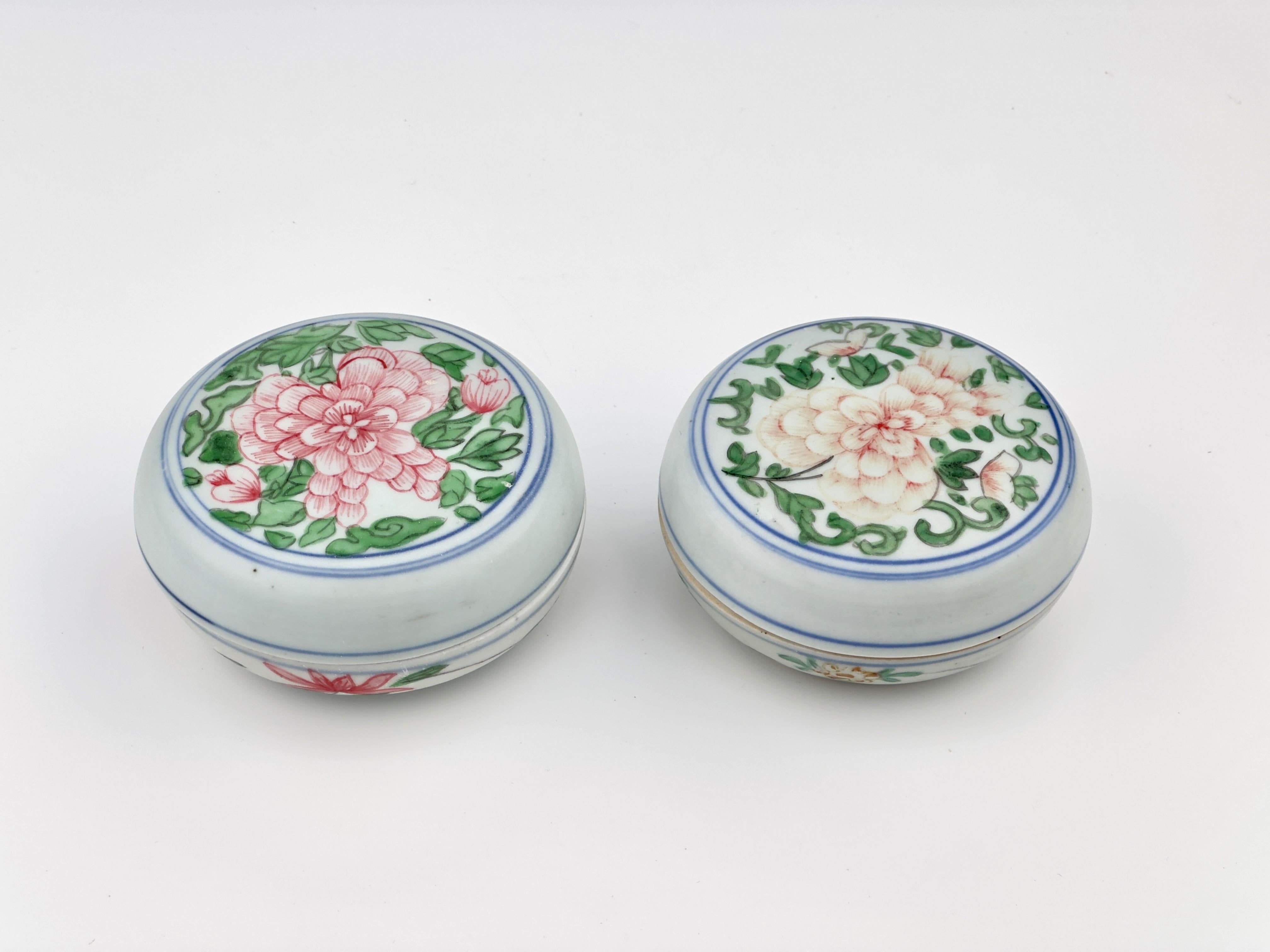 Zwei Famille Rose-Kosmetikdosen, Qing Dynasty, Yongzheng-Periode (Chinesischer Export) im Angebot