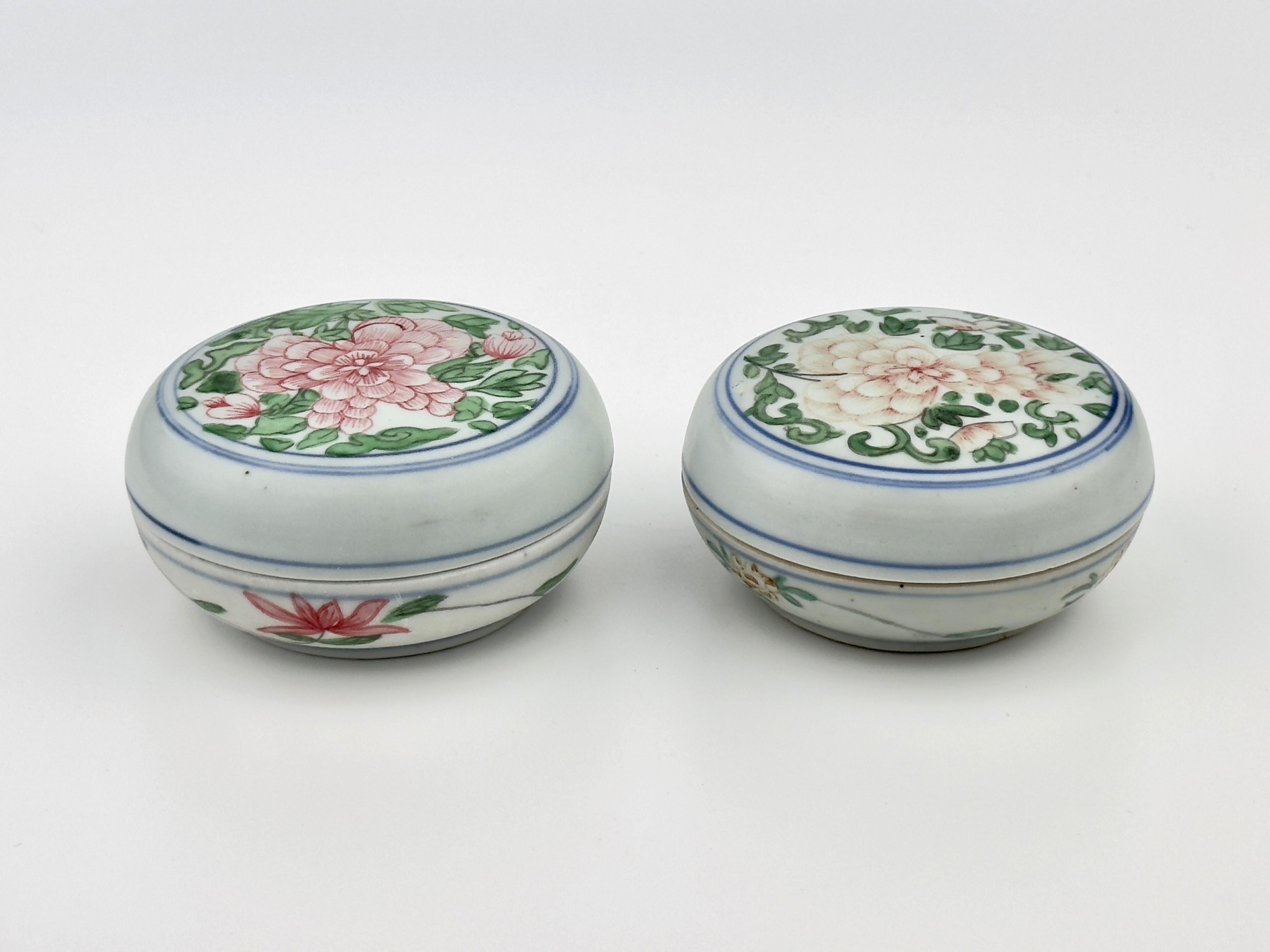 Zwei Famille Rose-Kosmetikdosen, Qing Dynasty, Yongzheng-Periode (Chinesisch) im Angebot