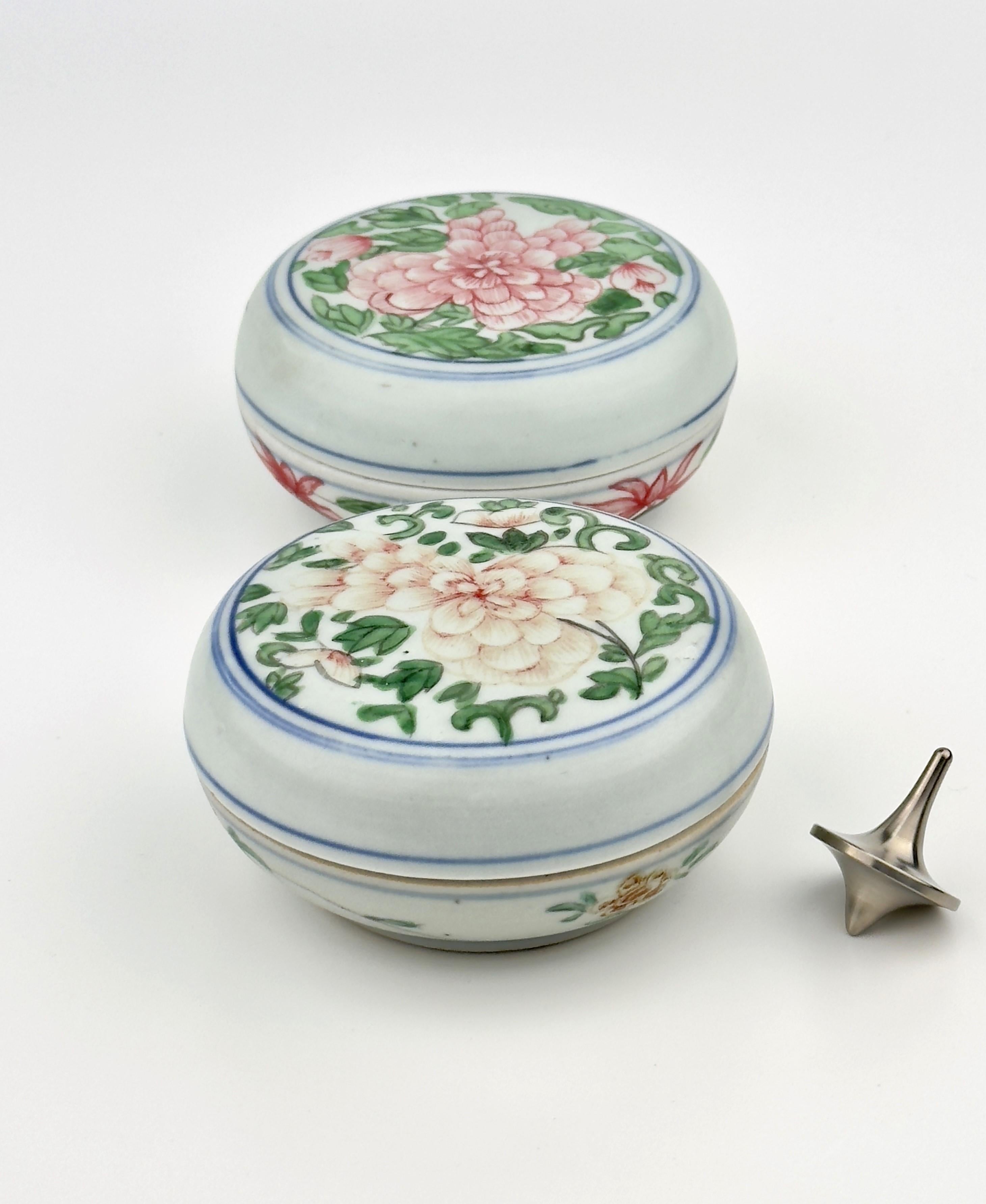 Zwei Famille Rose-Kosmetikdosen, Qing Dynasty, Yongzheng-Periode (Glasiert) im Angebot