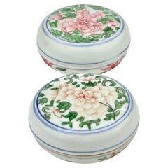 Dos cajas de cosméticos Famille Rose, dinastía Qing, periodo Yongzheng