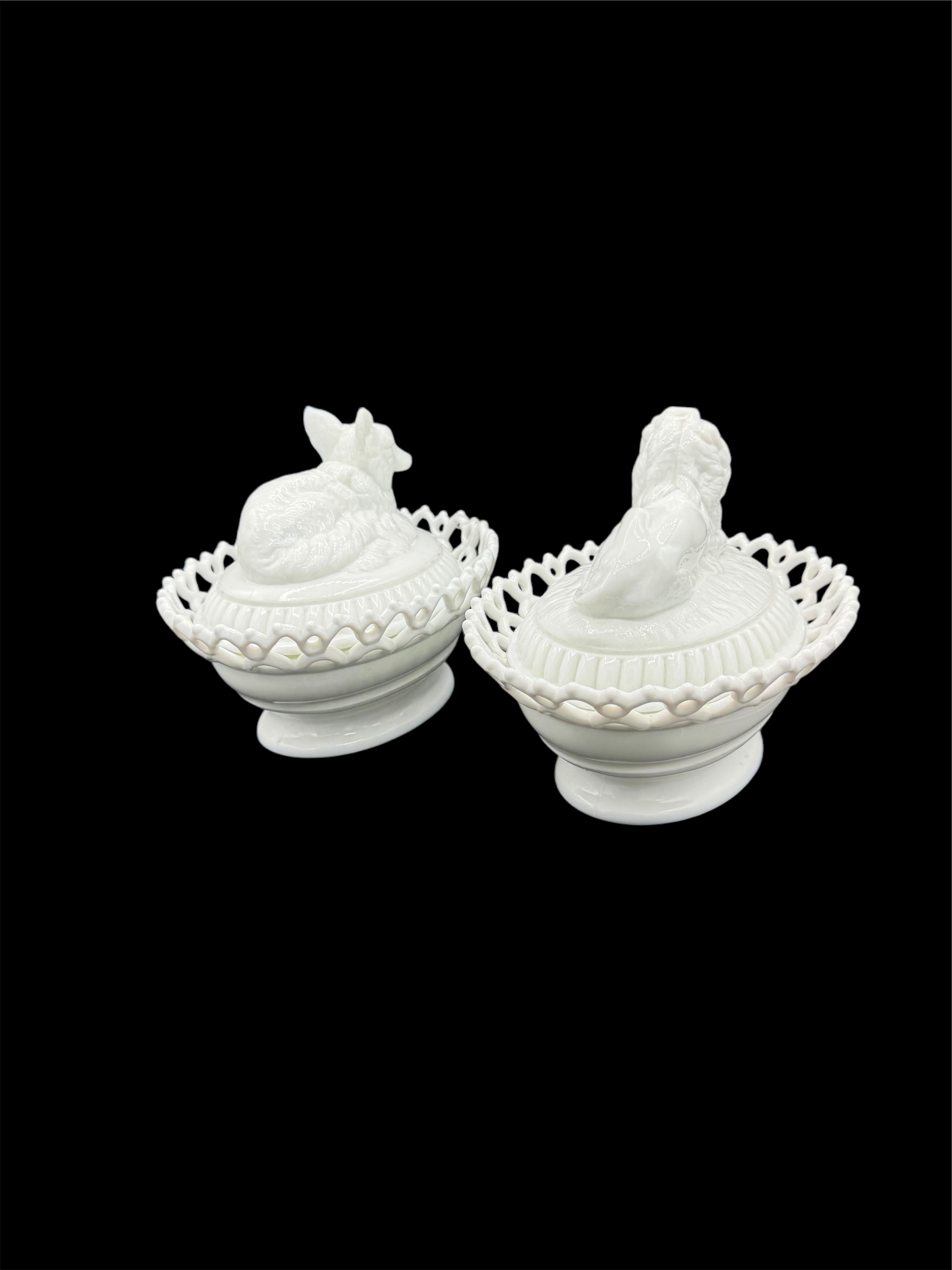 Deux soupières figuratives en verre au lait en vente 3