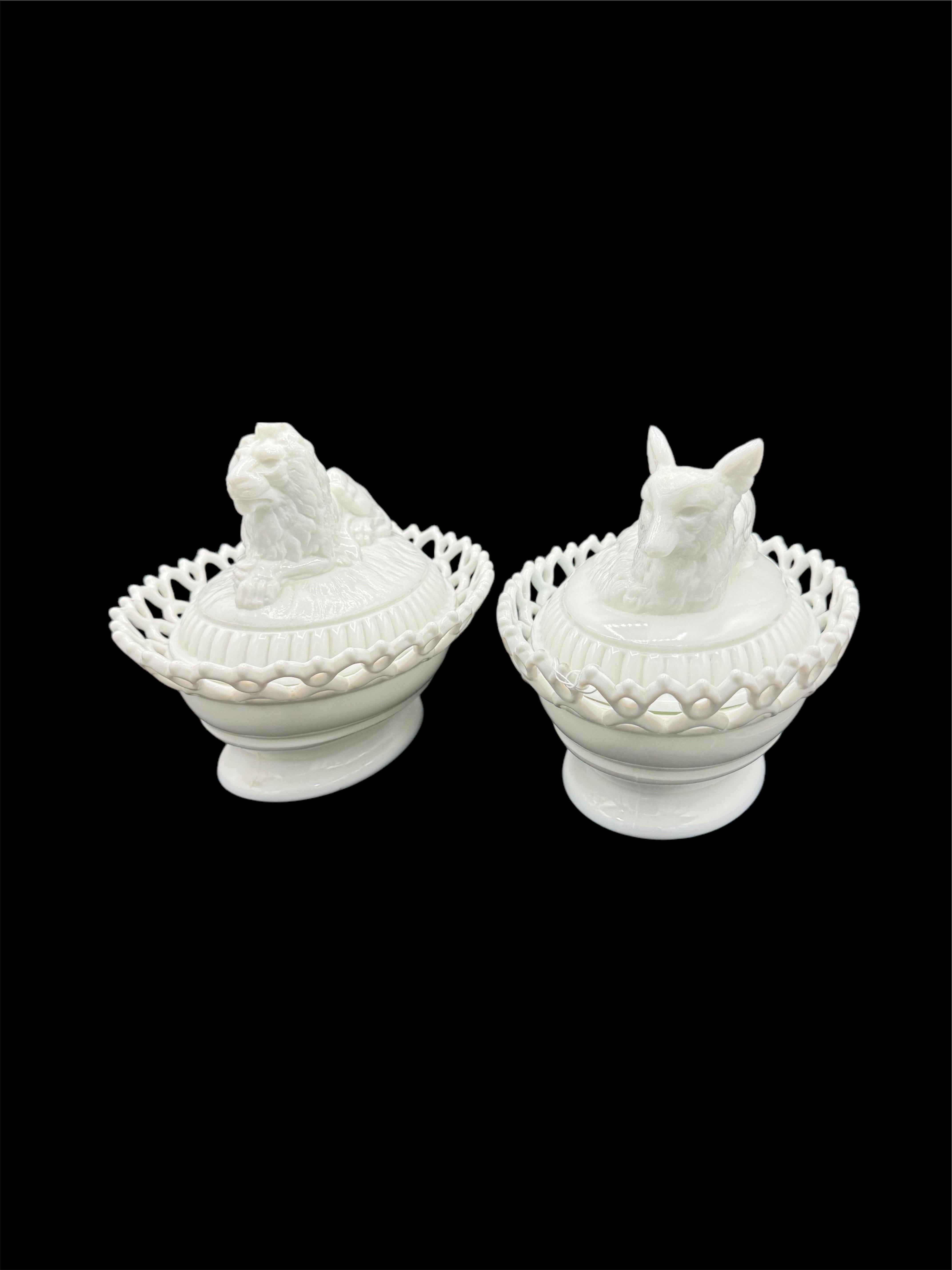 Deux soupières figuratives en verre au lait en vente 4