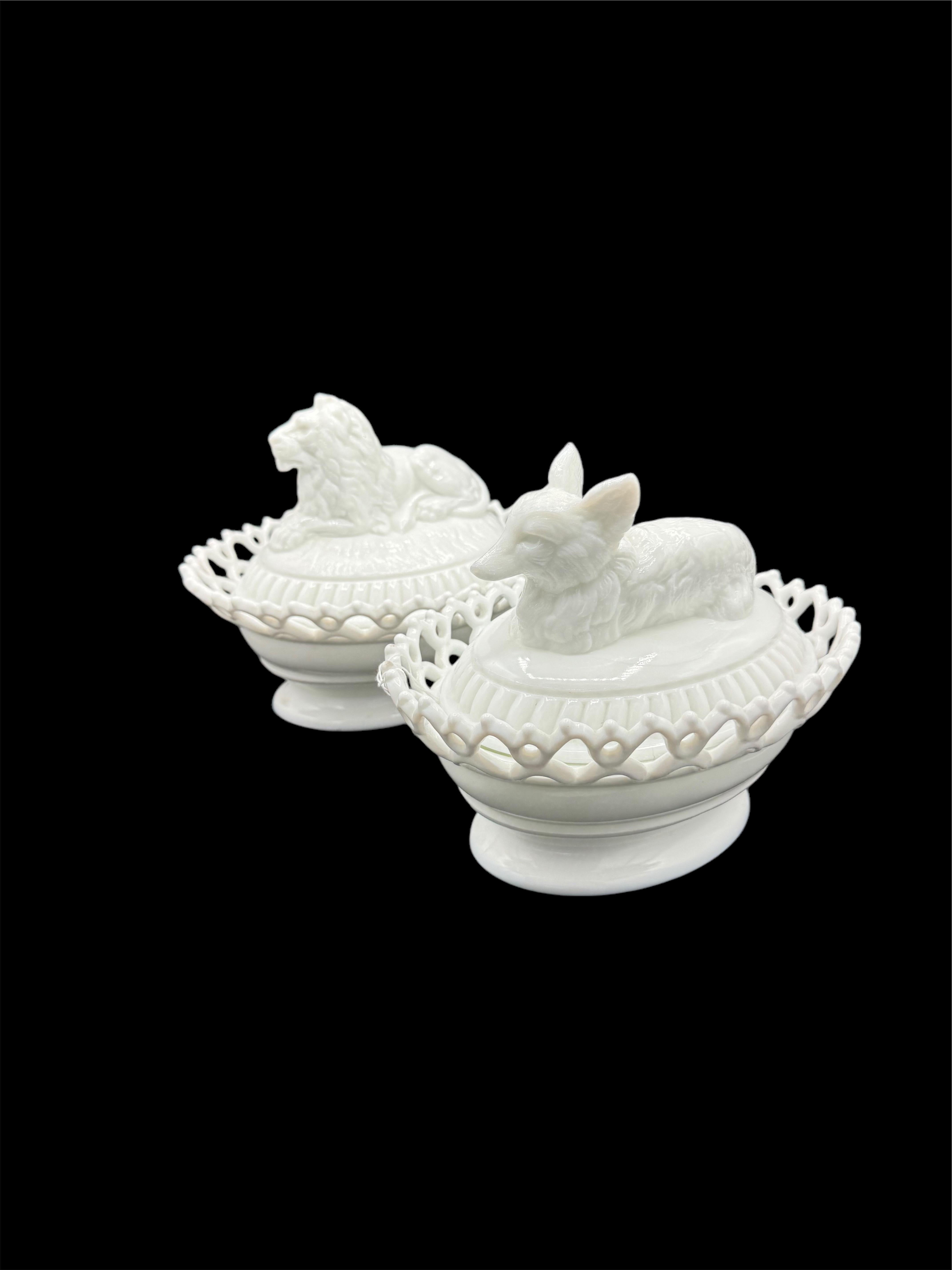 Deux soupières figuratives en verre au lait en vente 5