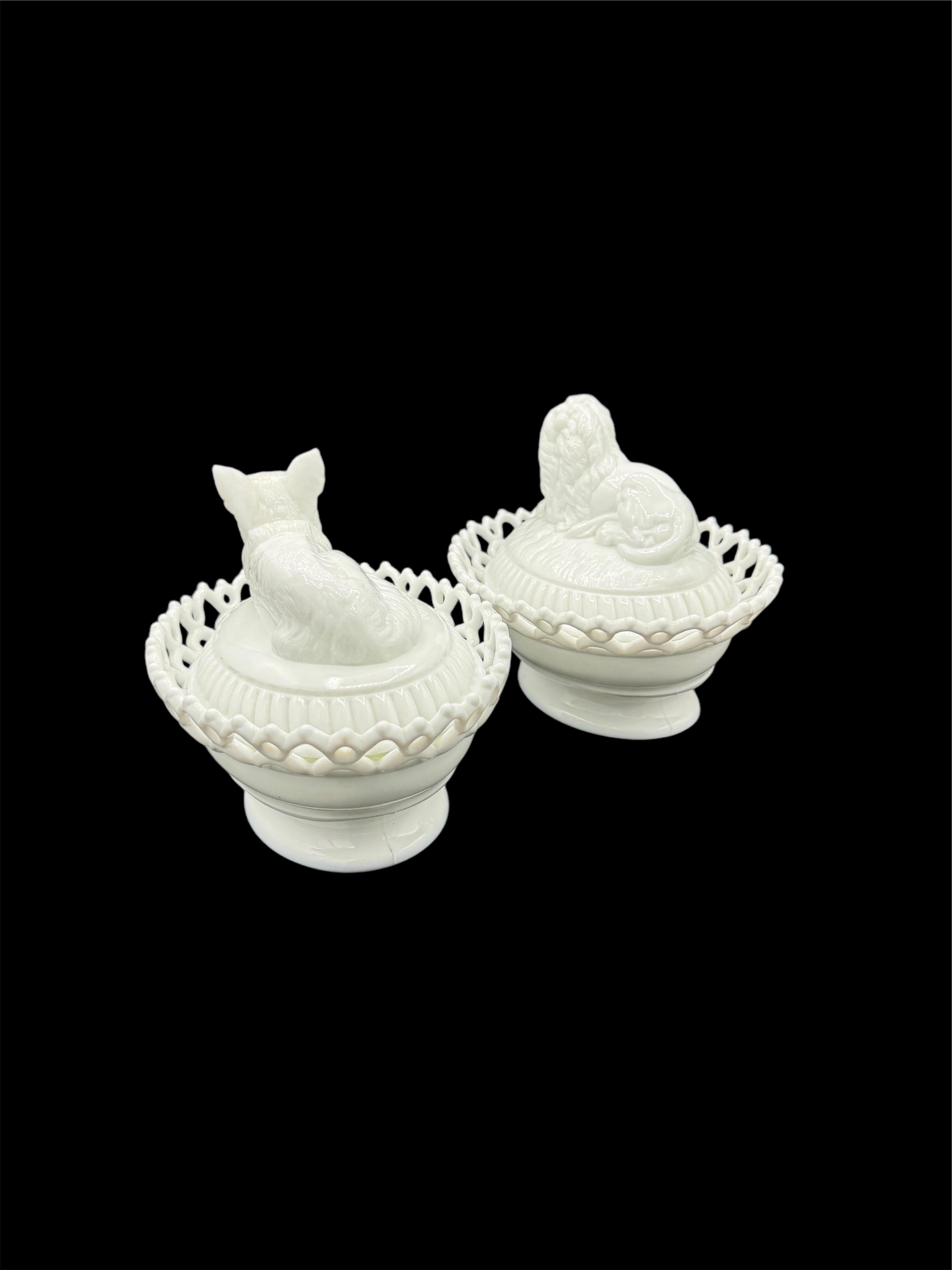 Deux soupières figuratives en verre au lait en vente 6