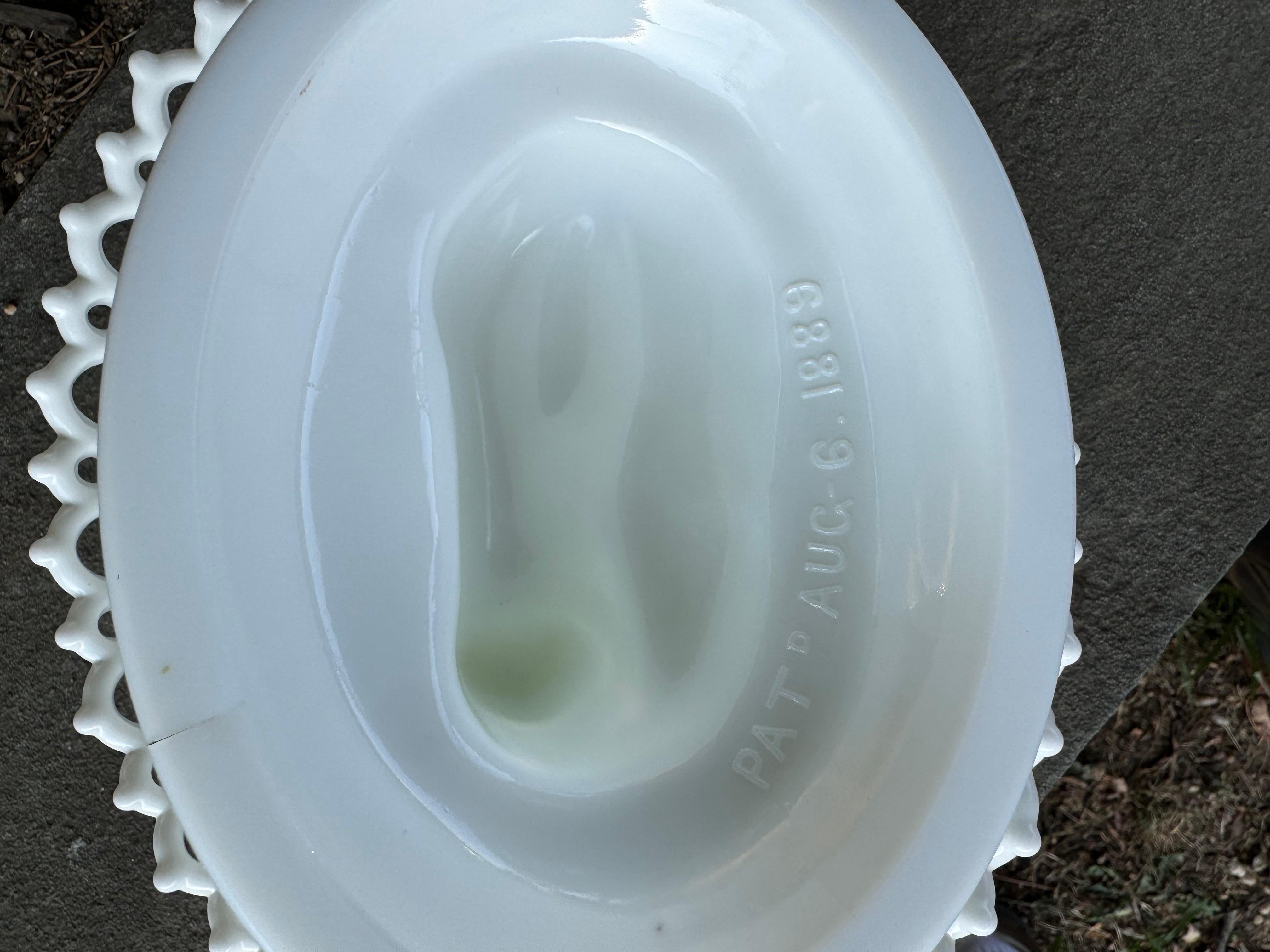 Deux soupières figuratives en verre au lait en vente 7