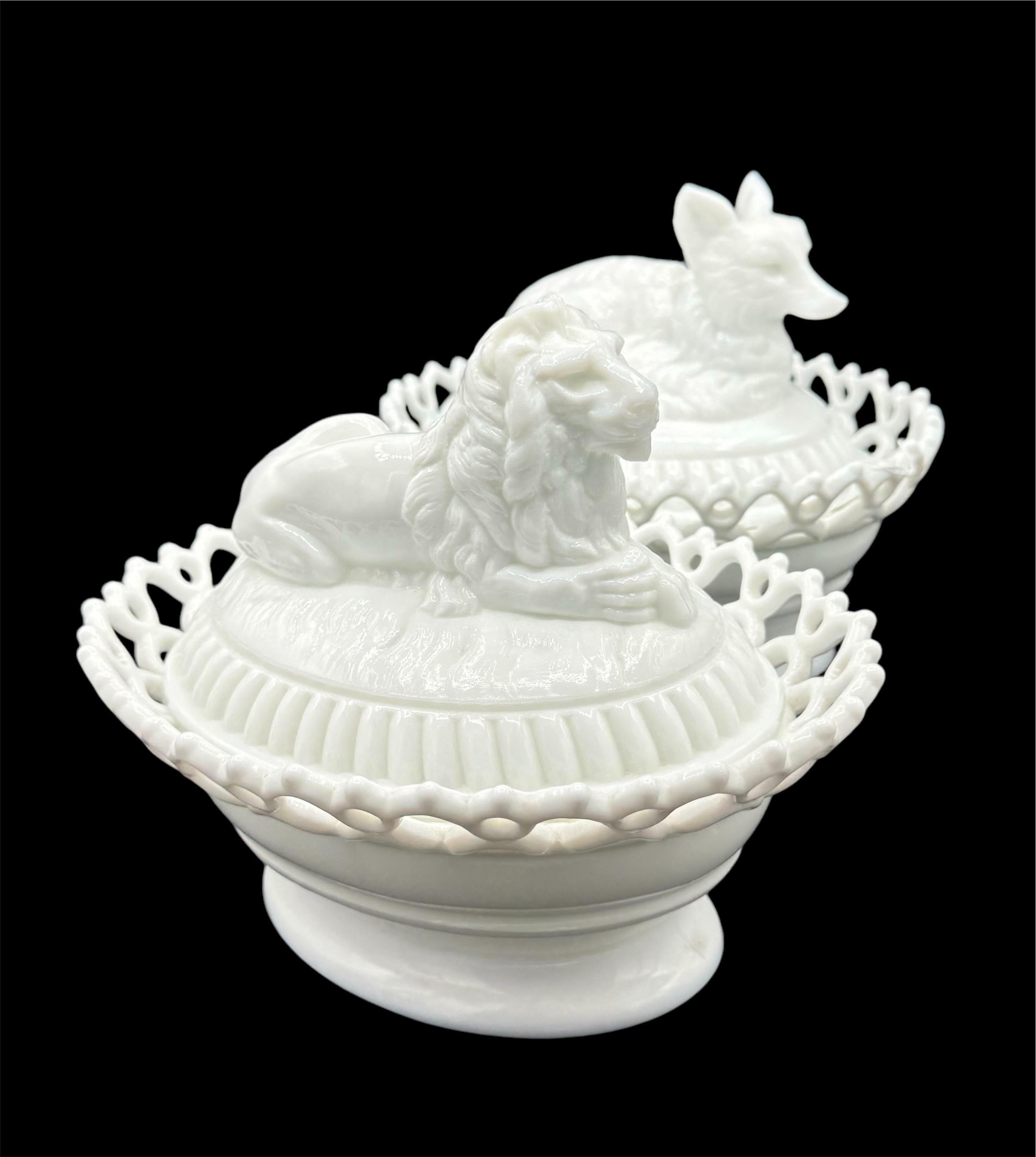 Deux soupières figuratives en verre au lait
 Atterbury & Company (Atterbury Glass Company)
Pittsburgh, Pennsylvanie (1860-1902)
Cette entreprise de fabrication de verre a vu le jour en 1860 sous le nom de Hale, Atterbury & Company.  (Certaines