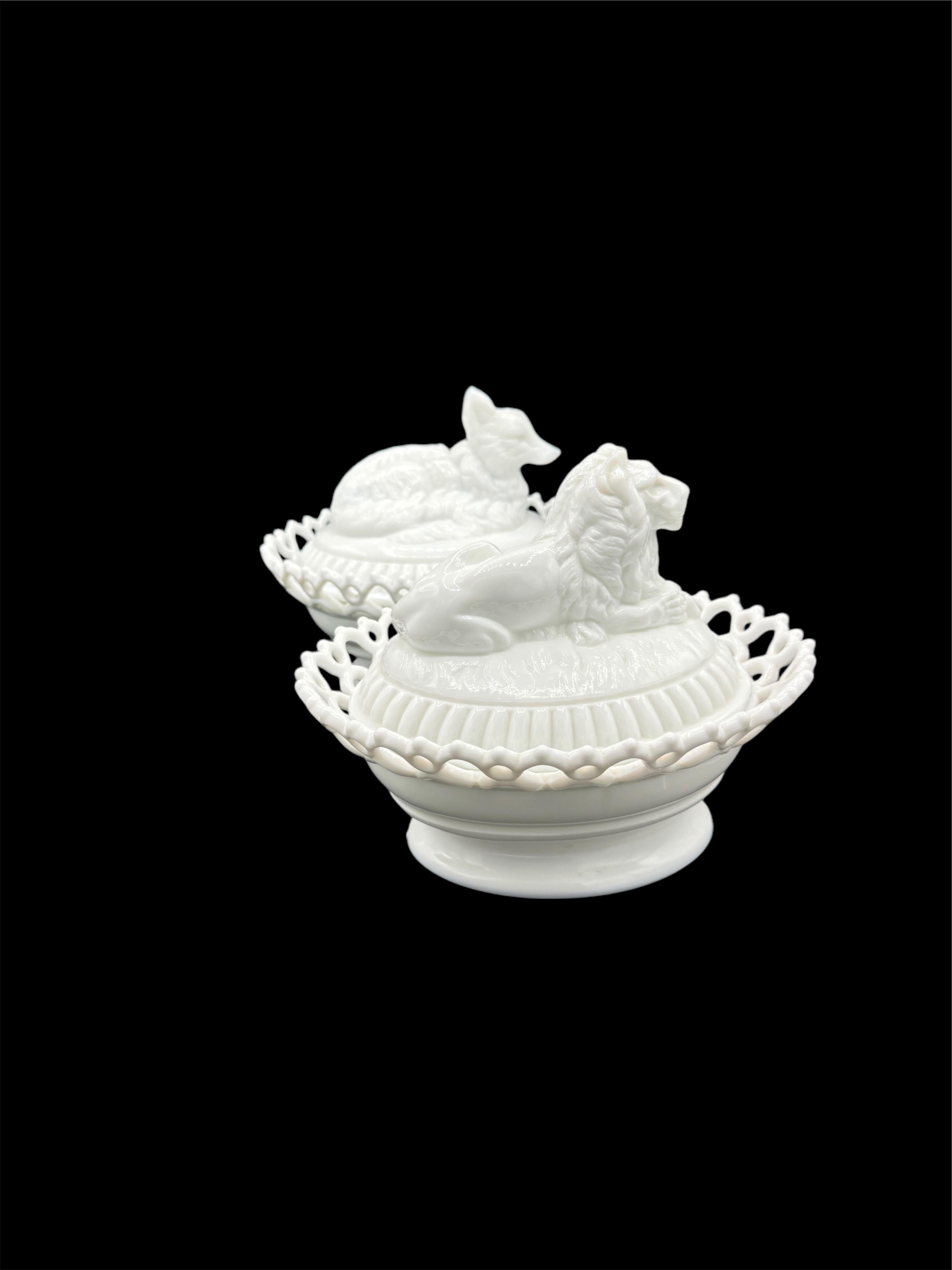 Victorien Deux soupières figuratives en verre au lait en vente