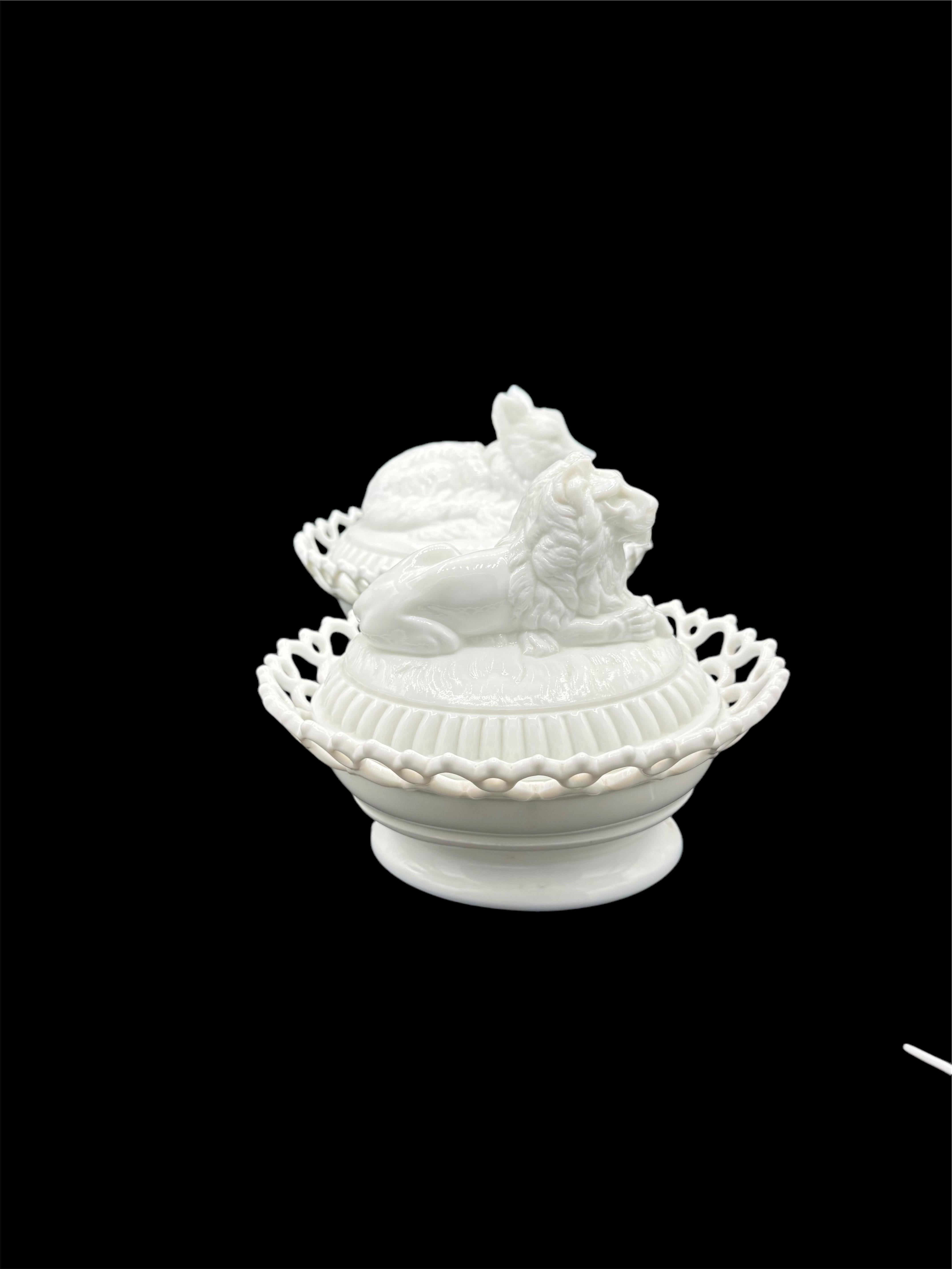 Américain Deux soupières figuratives en verre au lait en vente
