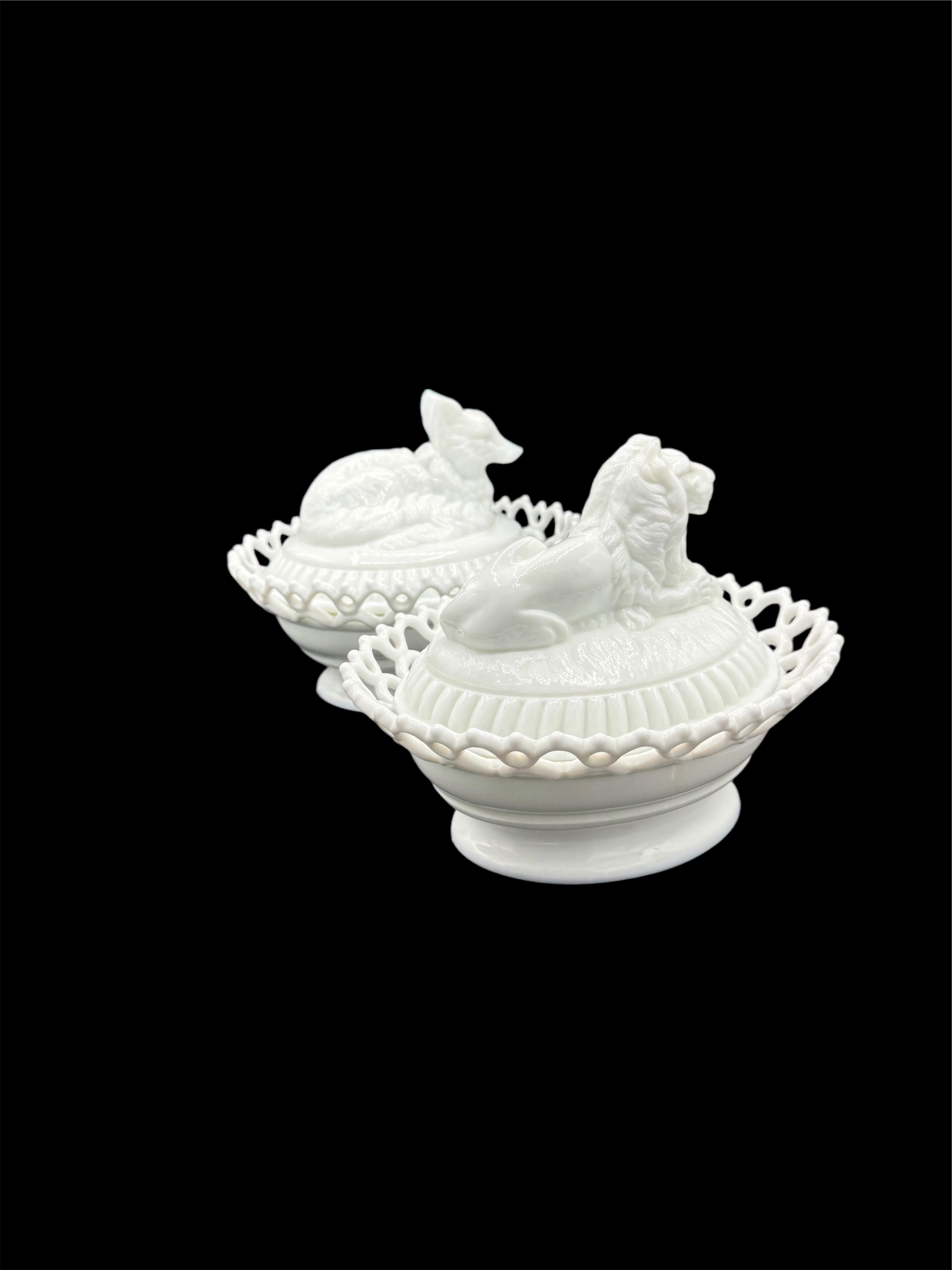 Deux soupières figuratives en verre au lait Bon état - En vente à Huntington, NY