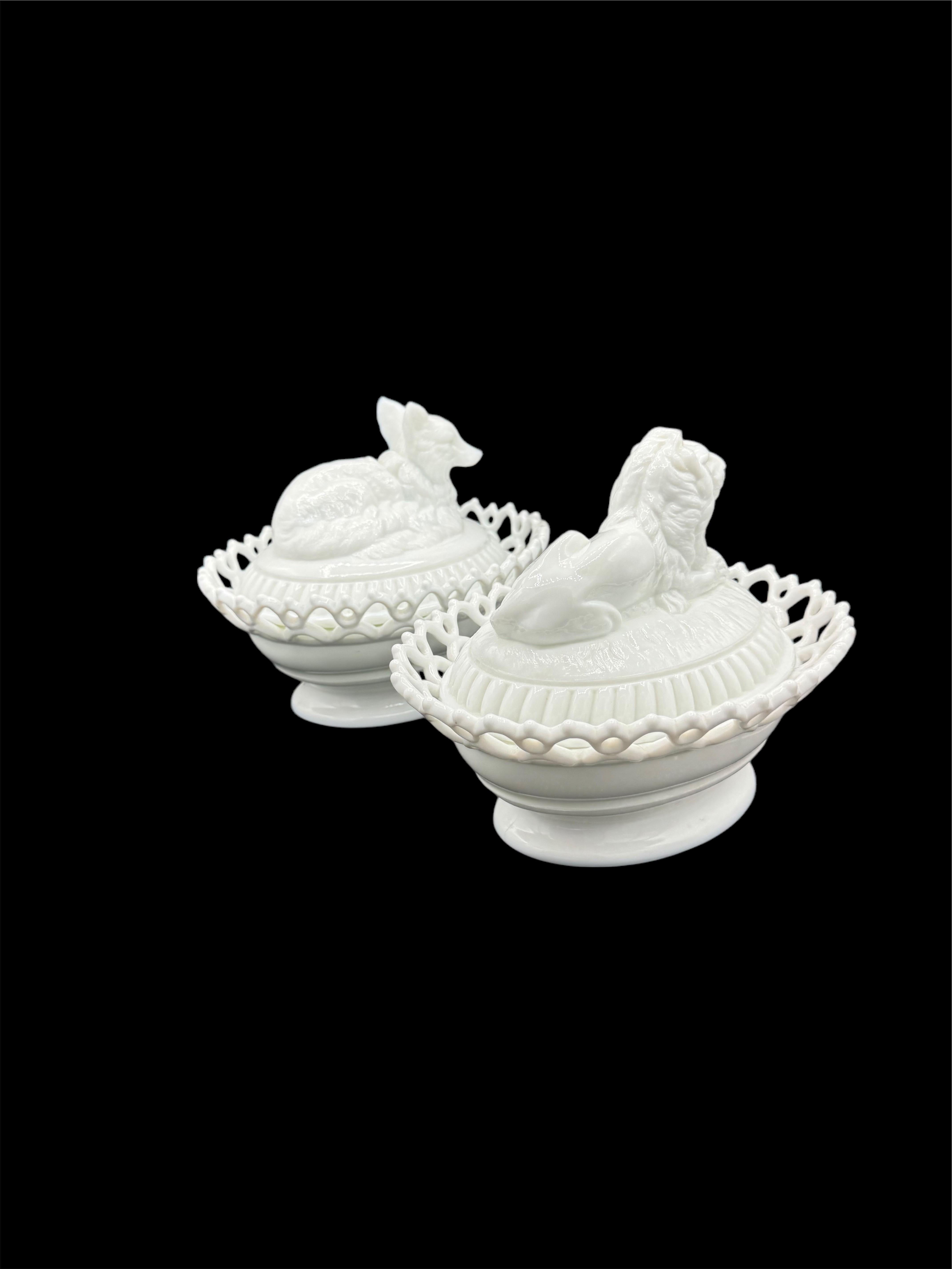 XIXe siècle Deux soupières figuratives en verre au lait en vente